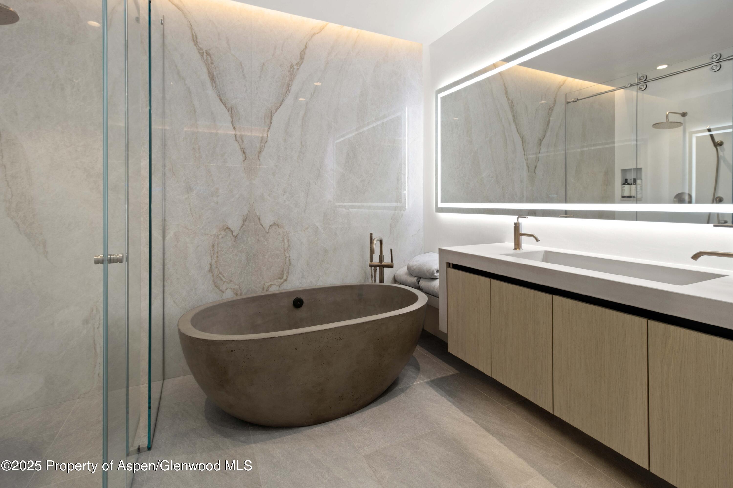 211 W Main Street, 102 Property Photo 10