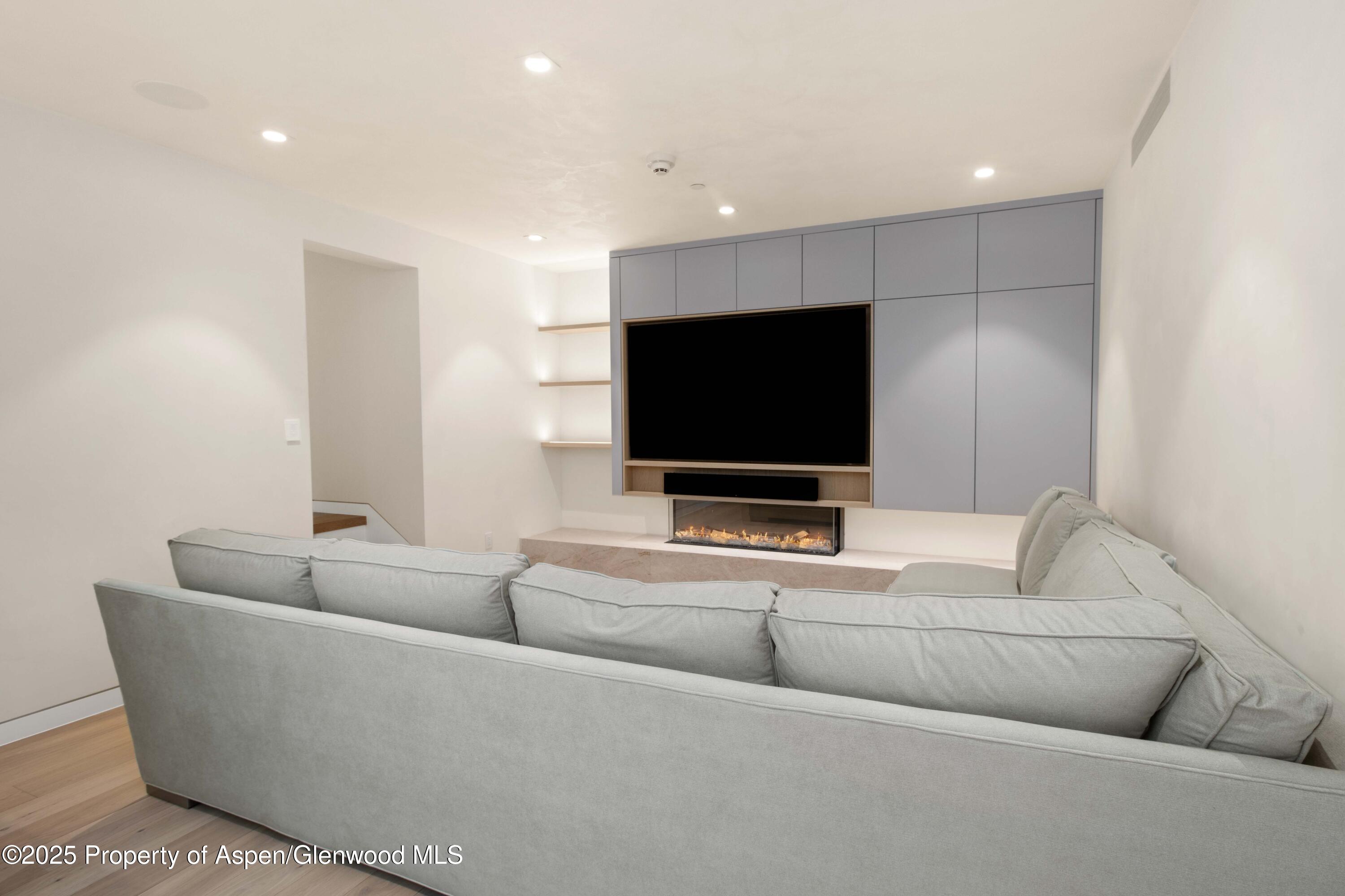 211 W Main Street, 102 Property Photo 11