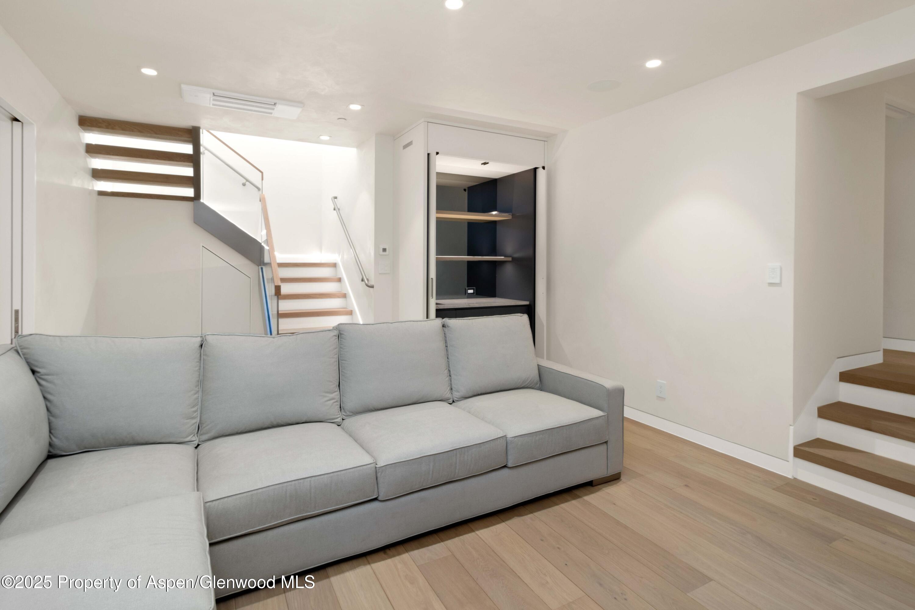 211 W Main Street, 102 Property Photo 12