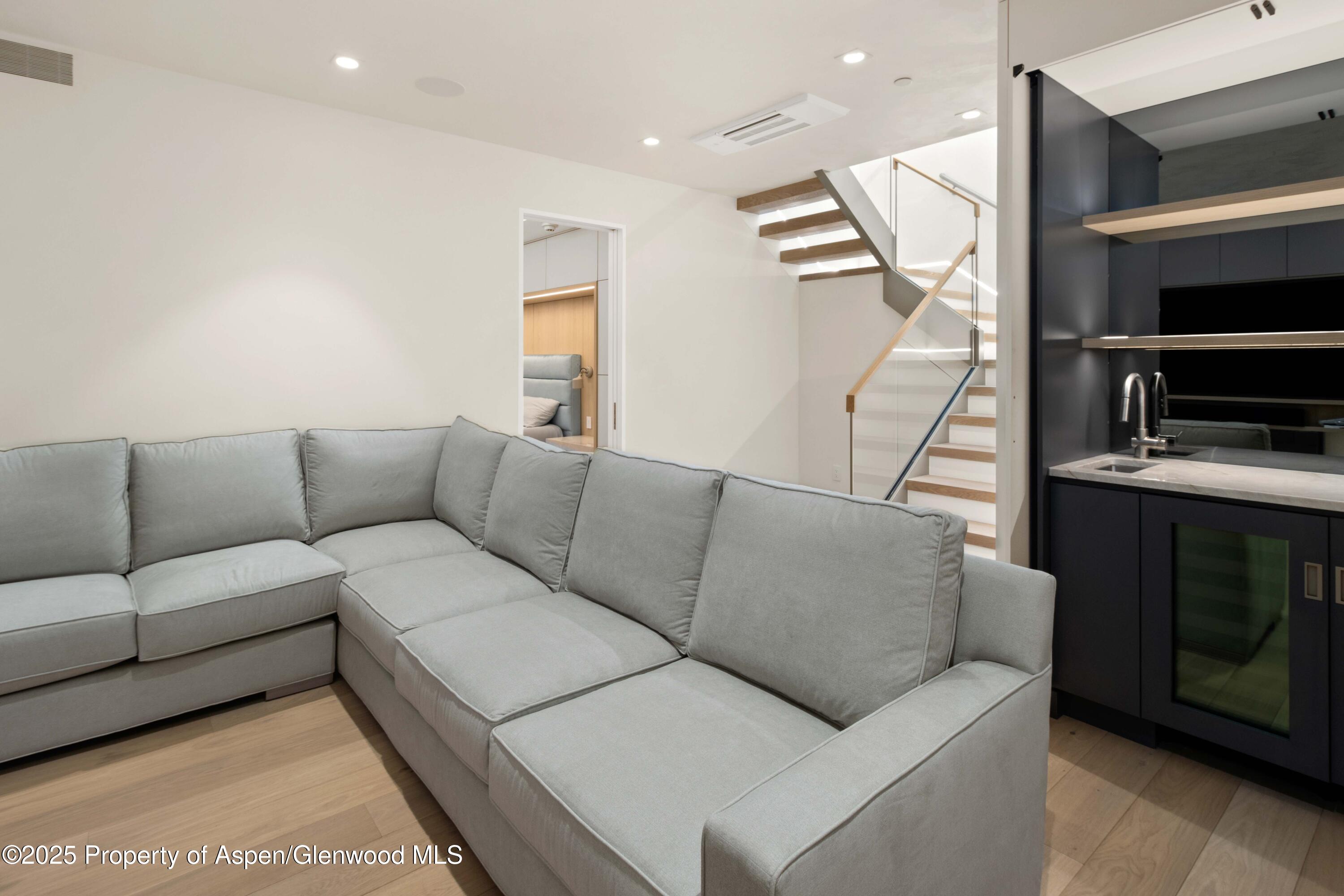 211 W Main Street, 102 Property Photo 13