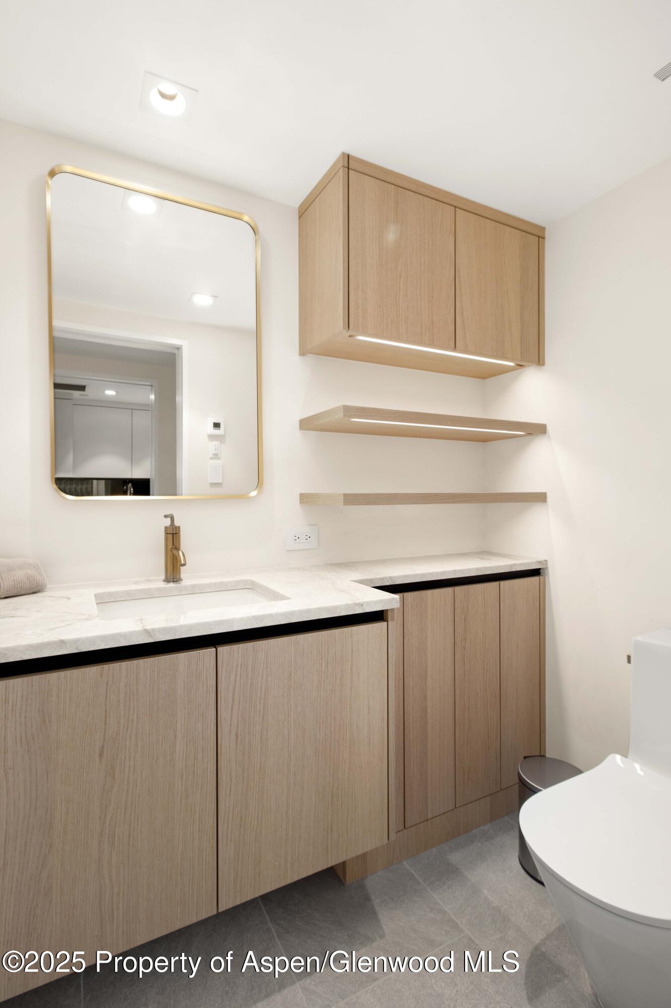 211 W Main Street, 102 Property Photo 14