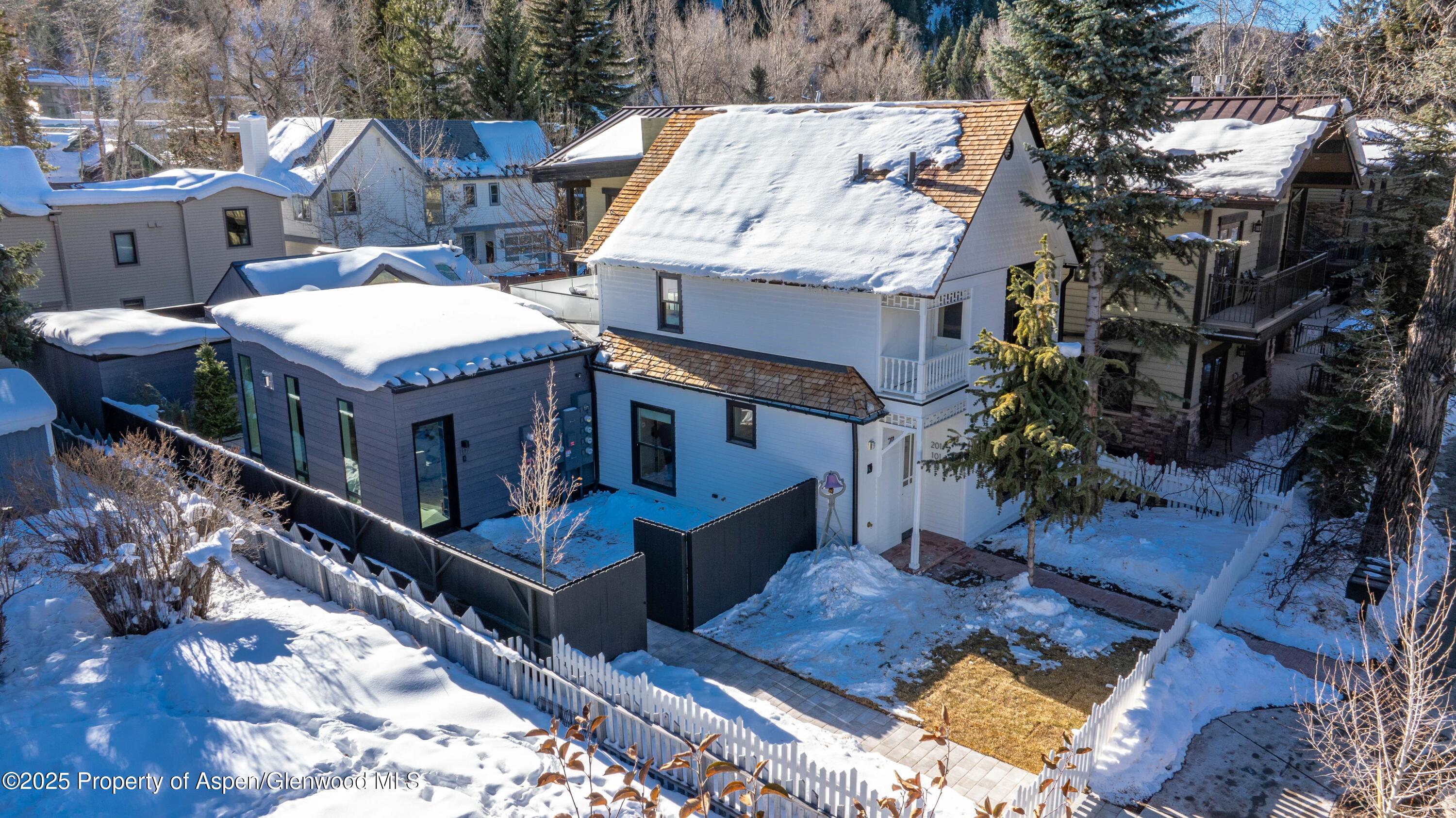 211 W Main Street, 102 Property Photo 16