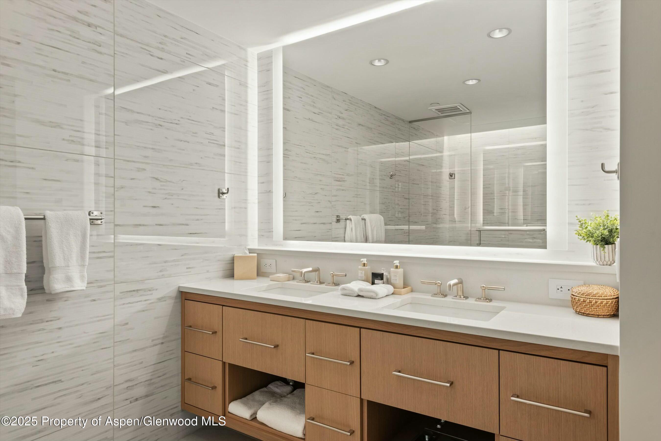 130 Wood Road, 560-562 Property Photo 15