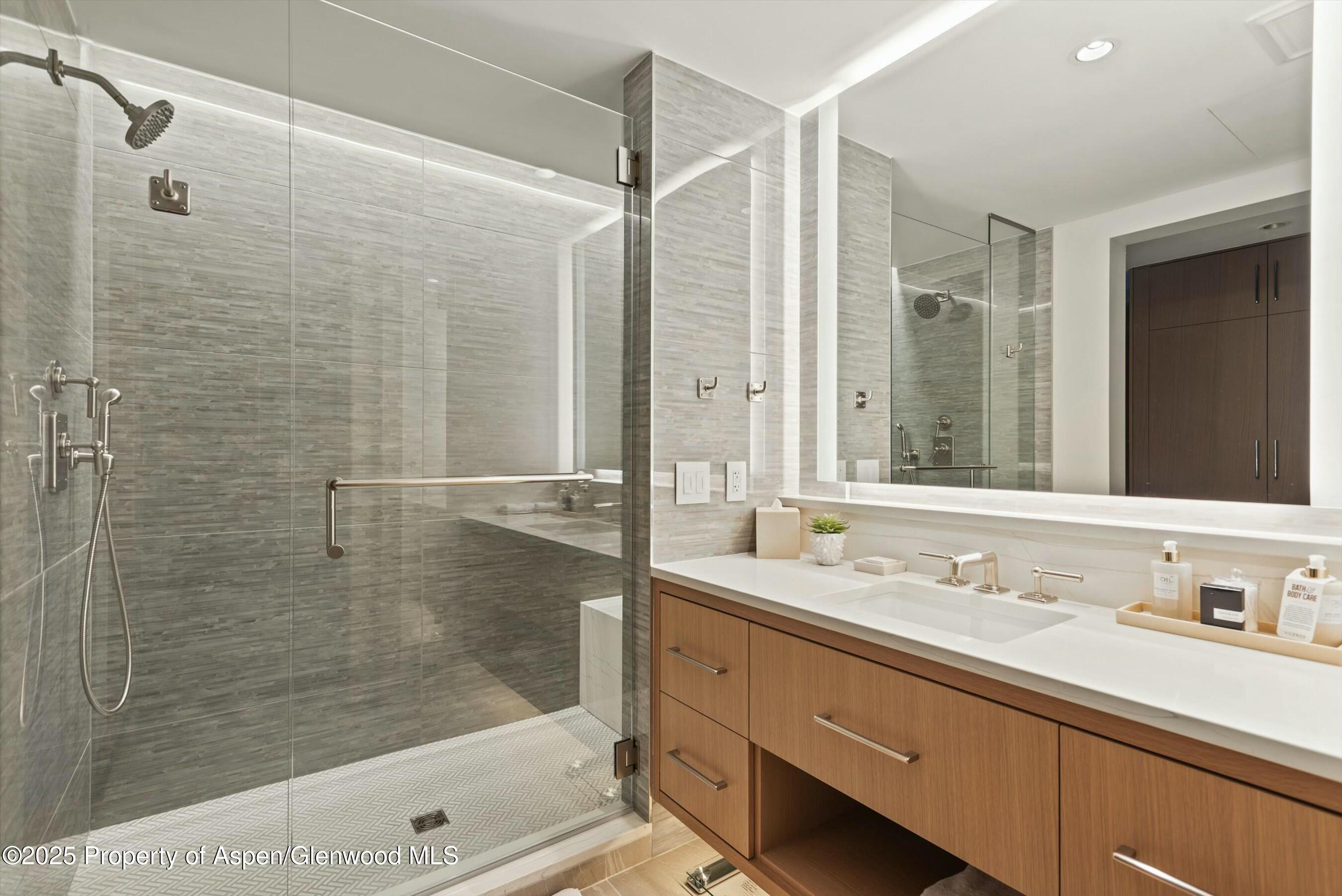 130 Wood Road, 560-562 Property Photo 23