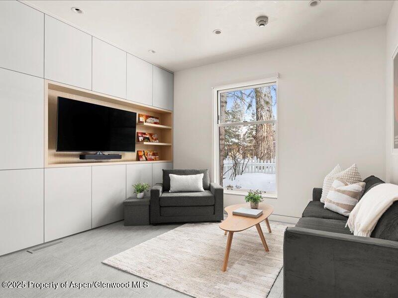 211 W Main Street, 101 Property Photo 2