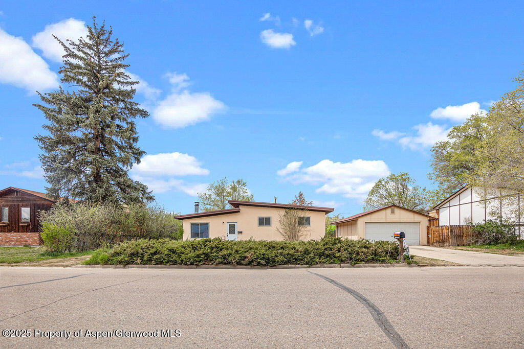 860 Russell Street Property Photo 1