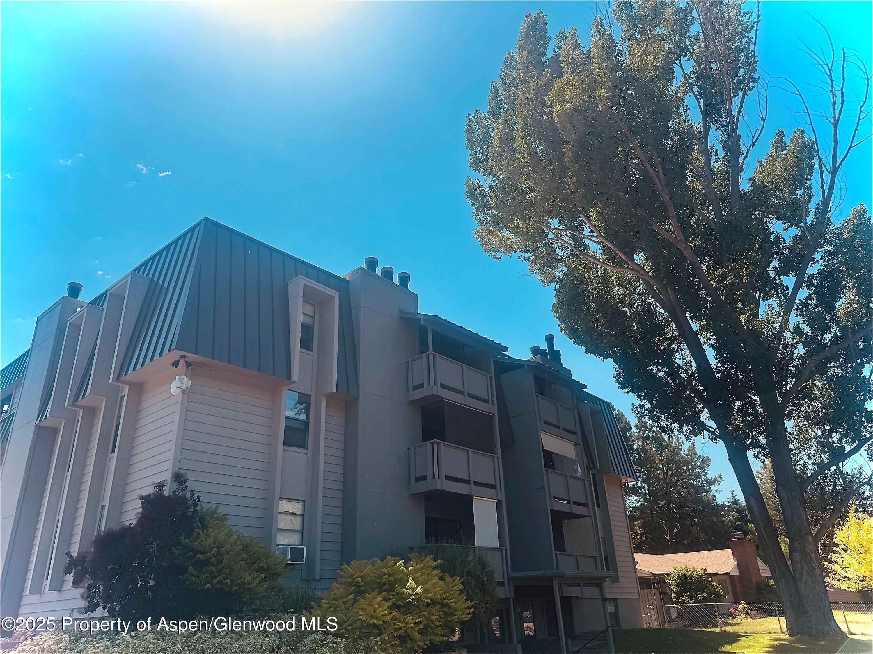 1527 Blake Ave, 209