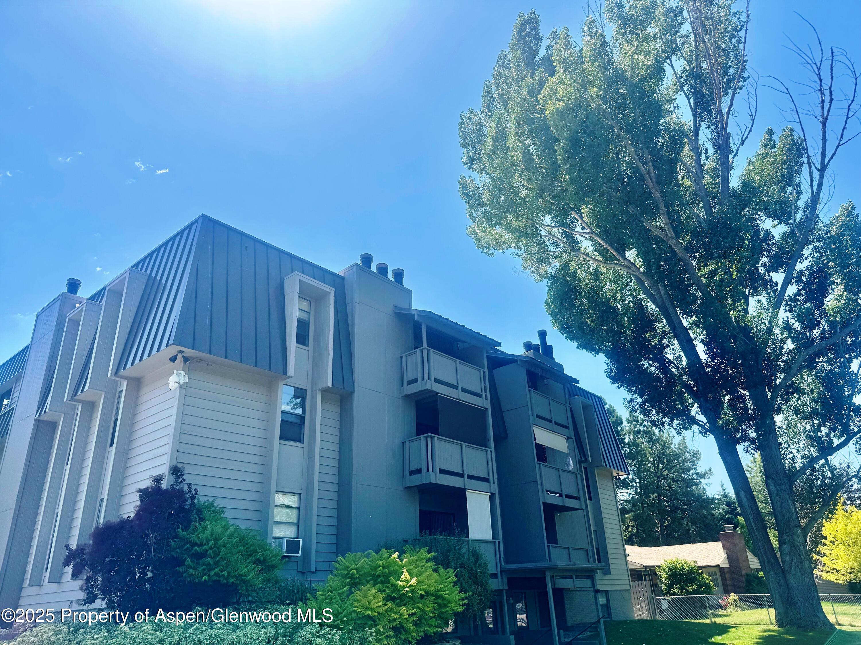 1527 Blake Ave, 209 Property Photo 2