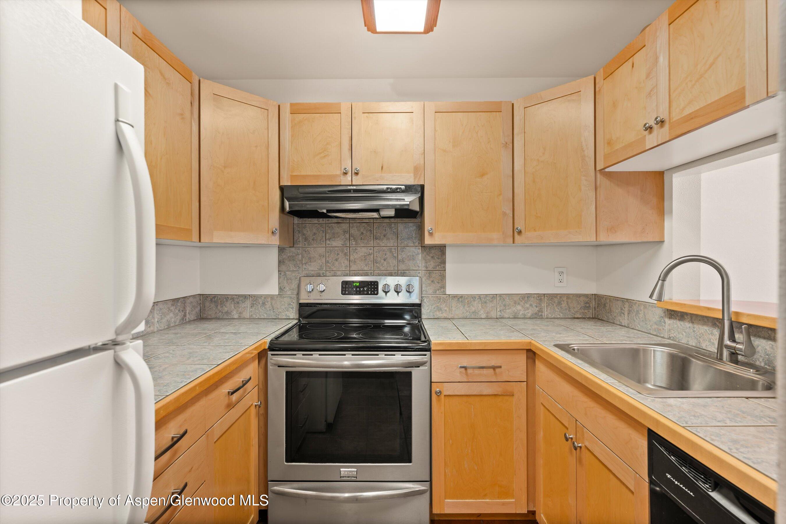 1527 Blake Ave, 209 Property Photo 8