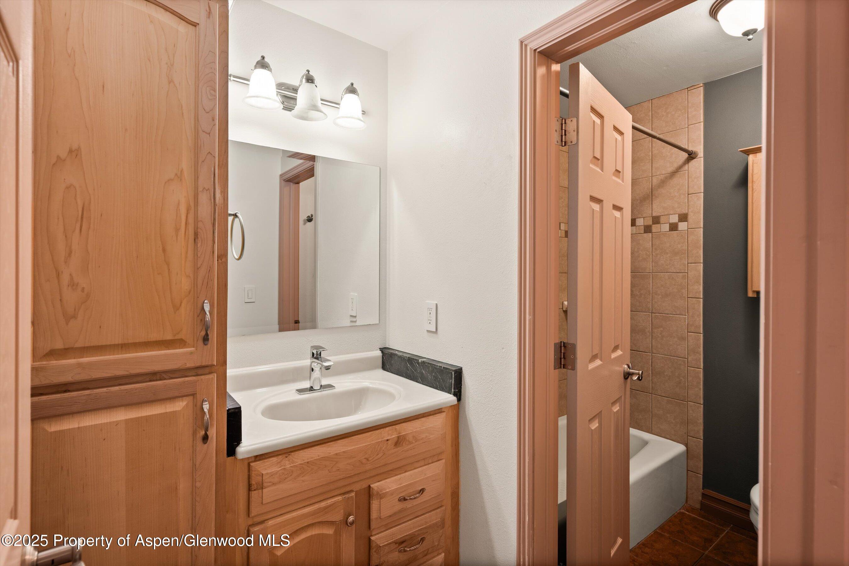 1527 Blake Ave, 209 Property Photo 10