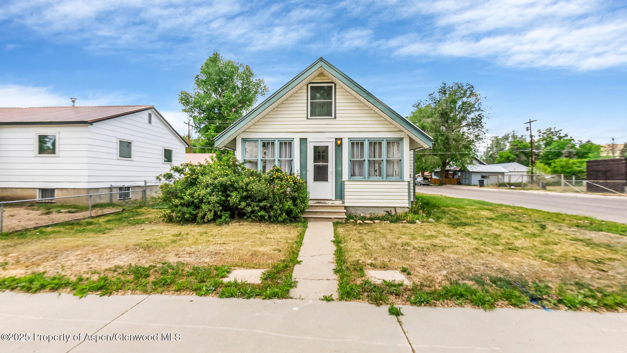 694 RUSSELL Street Property Photo 1