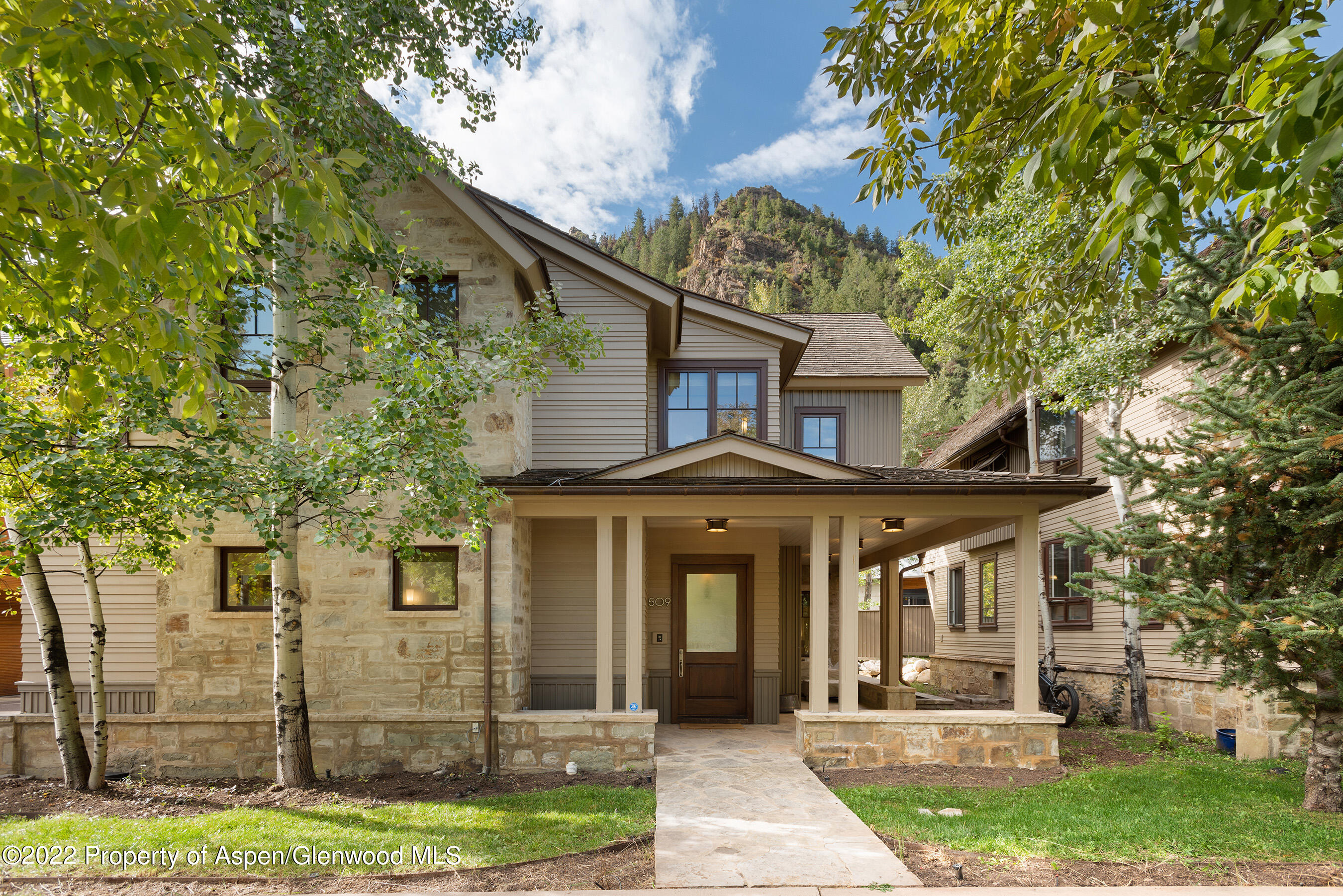 509 W Hopkins Avenue Property Photo 1