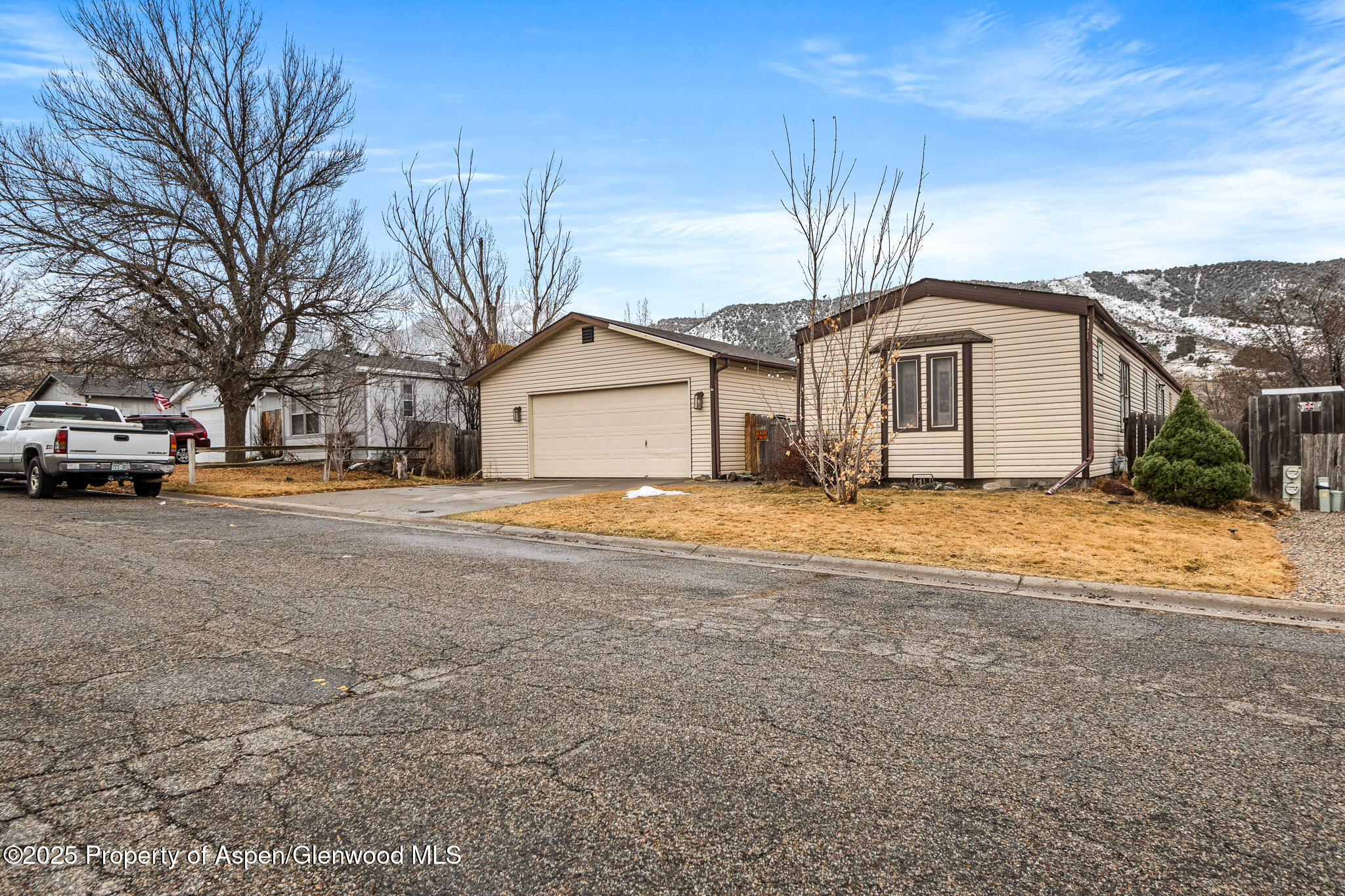 227 E Tamarack Circle Property Photo 3