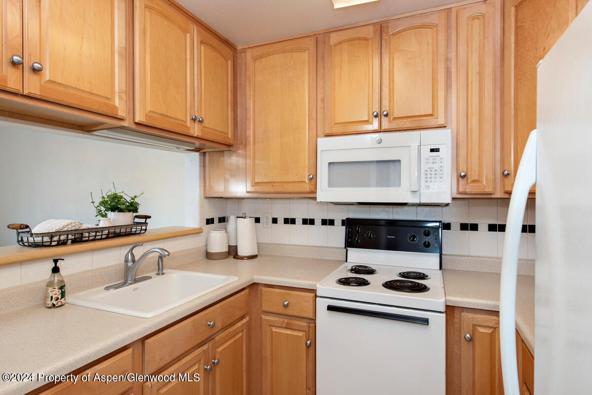 1527 Blake Avenue, 304 Property Photo 2