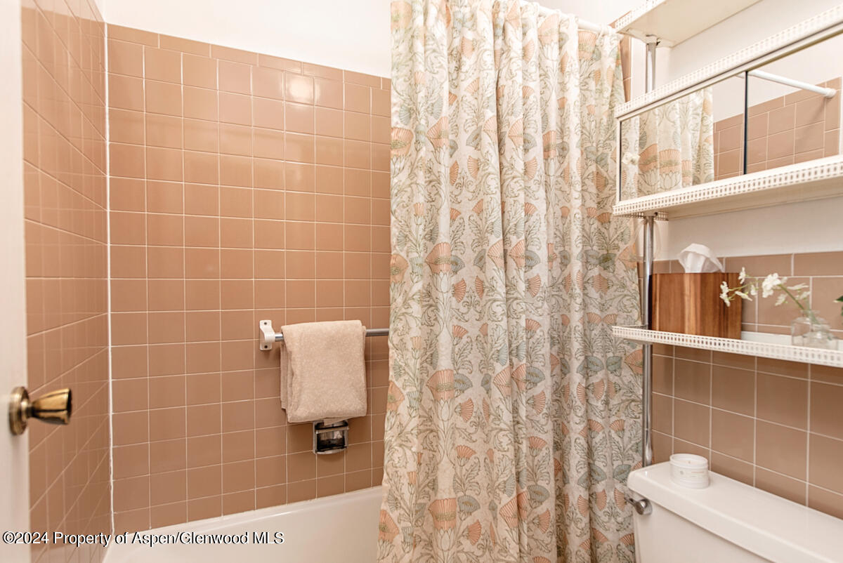 1527 Blake Avenue, 304 Property Photo 6