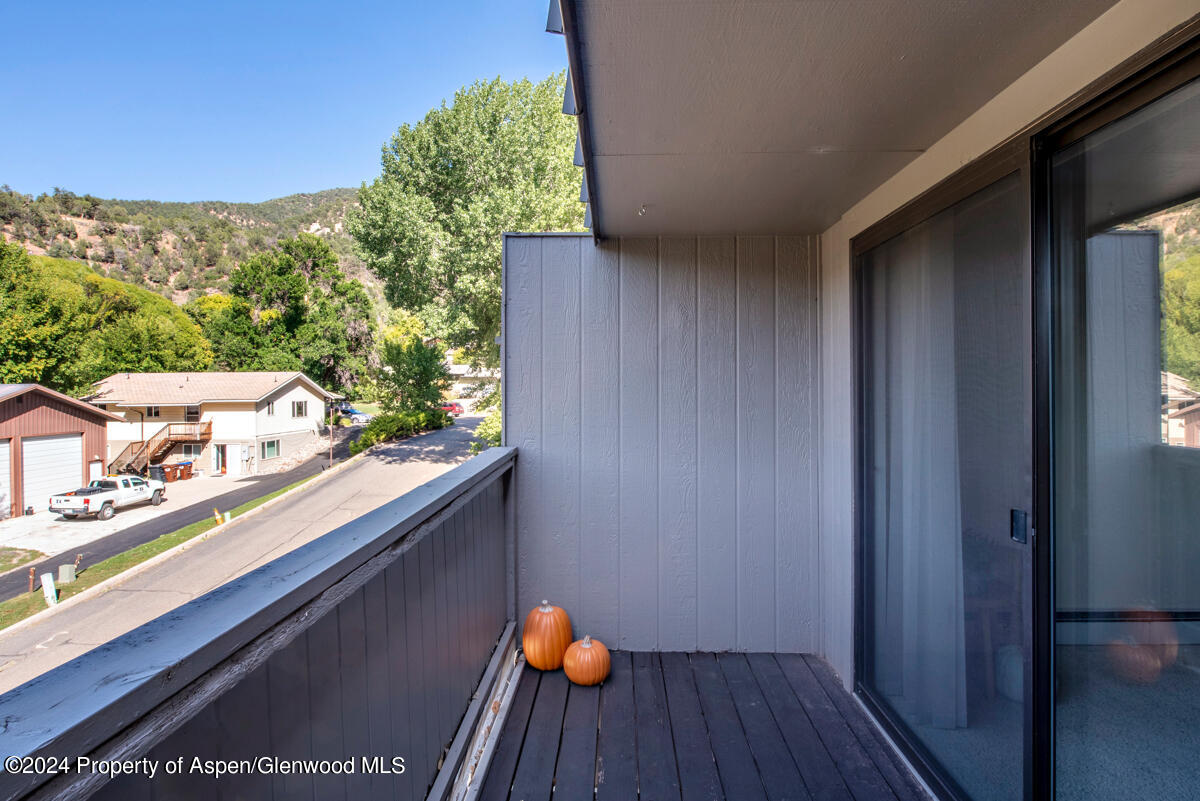 1527 Blake Avenue, 304 Property Photo 11