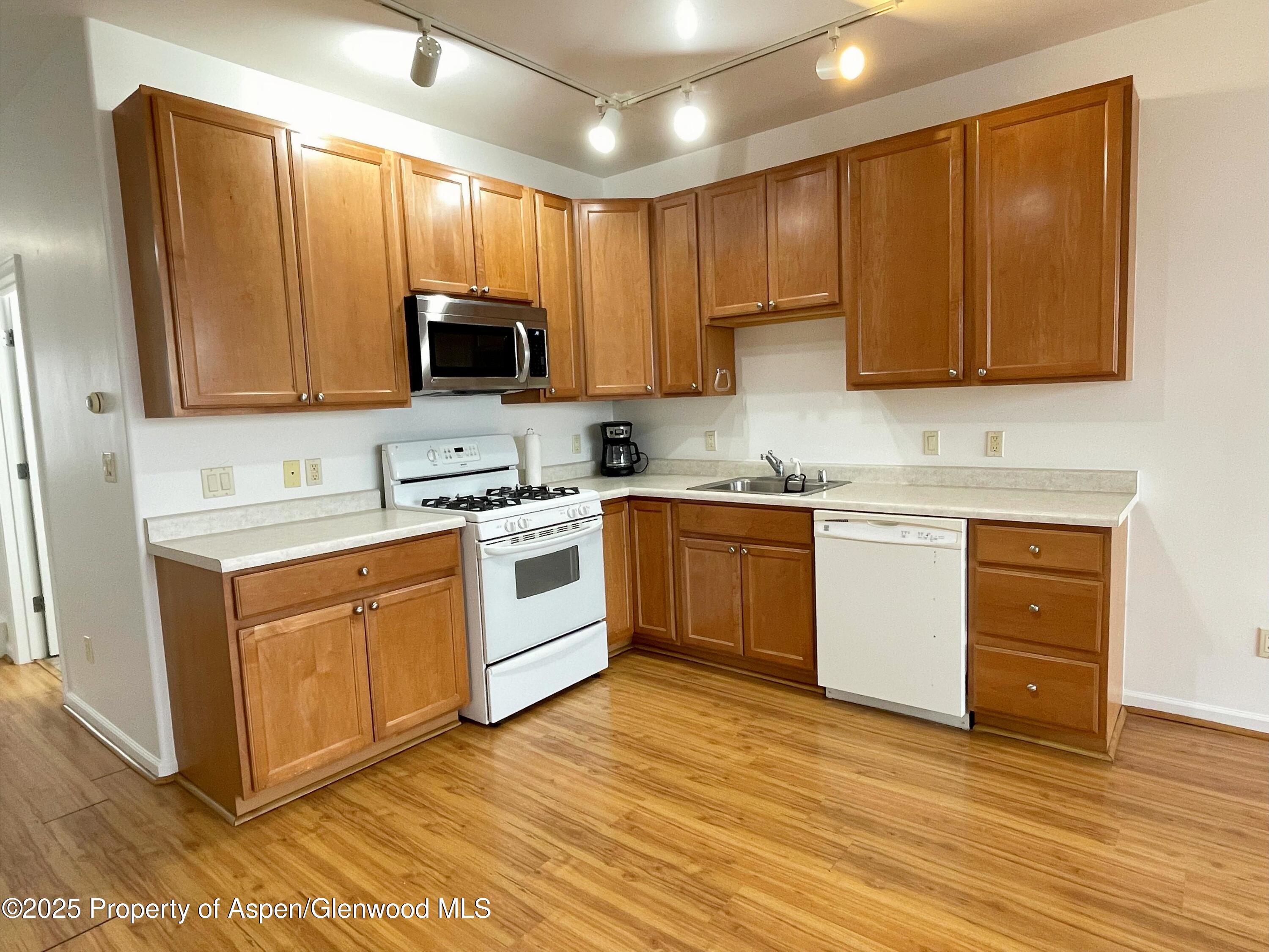 712 Lakeside Drive Property Photo 5