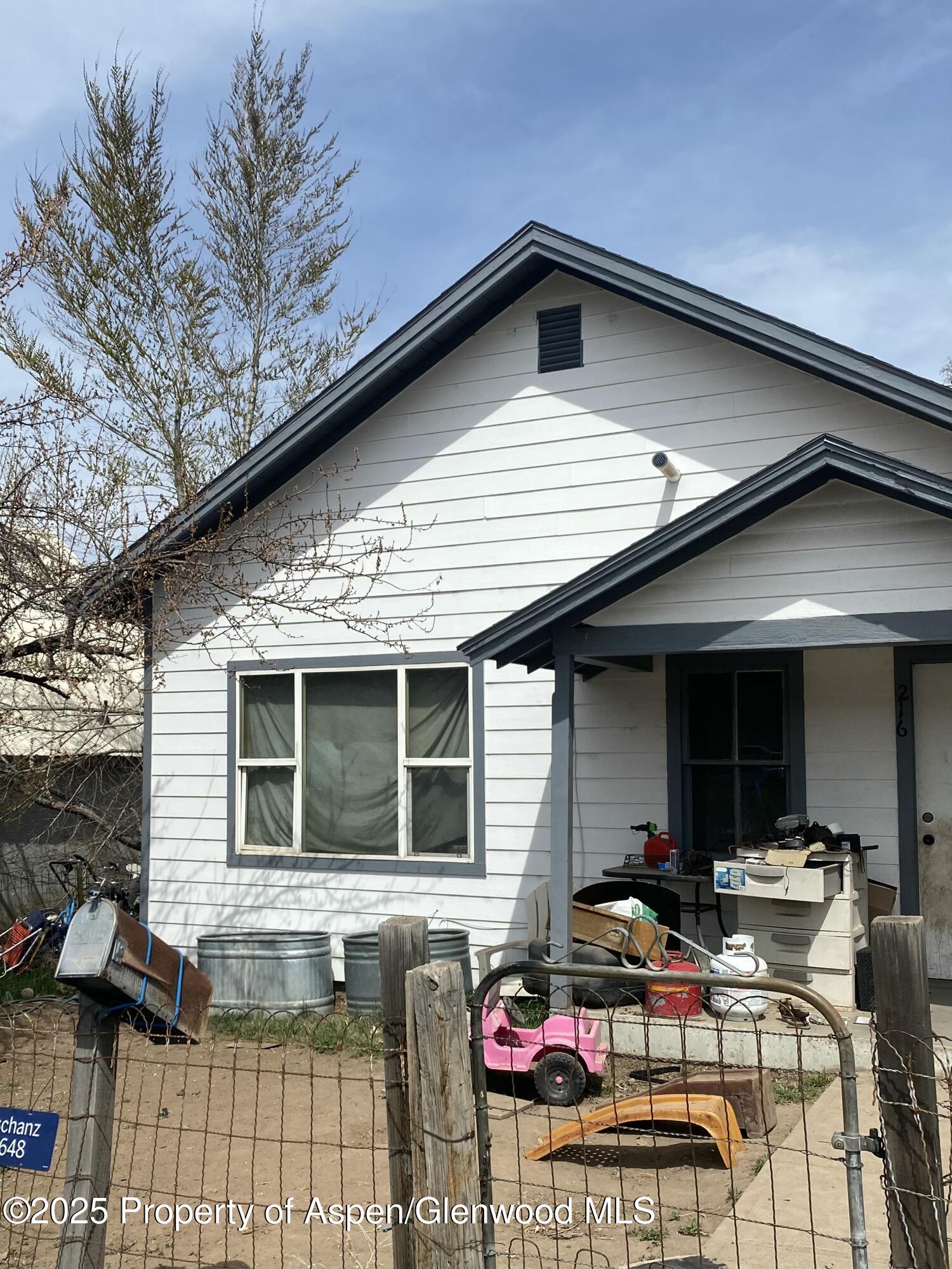 216 E 1st Street Property Photo