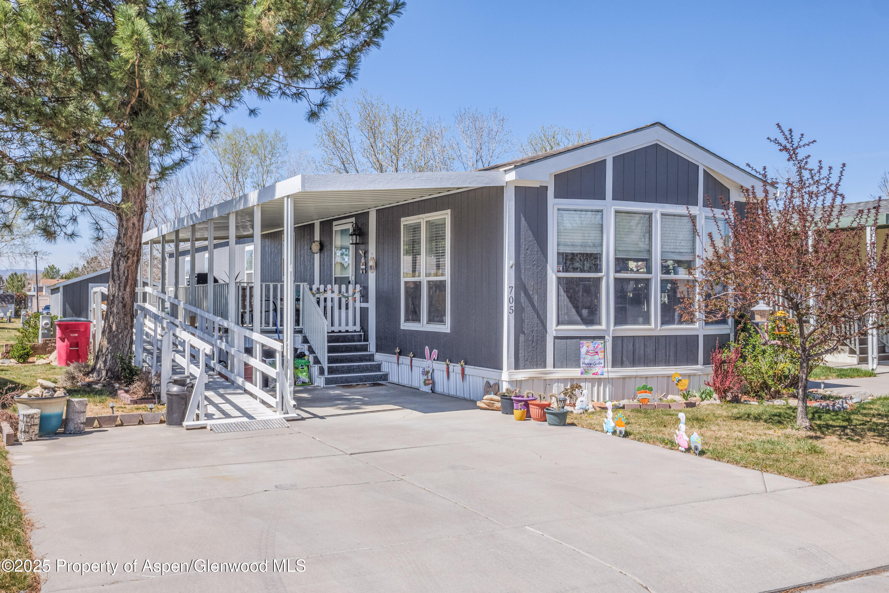 435 32 Road, 705 Property Photo 1