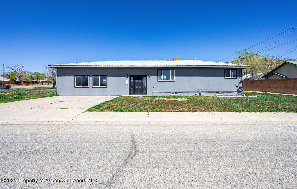 240 E 4th Street Property Photo 1