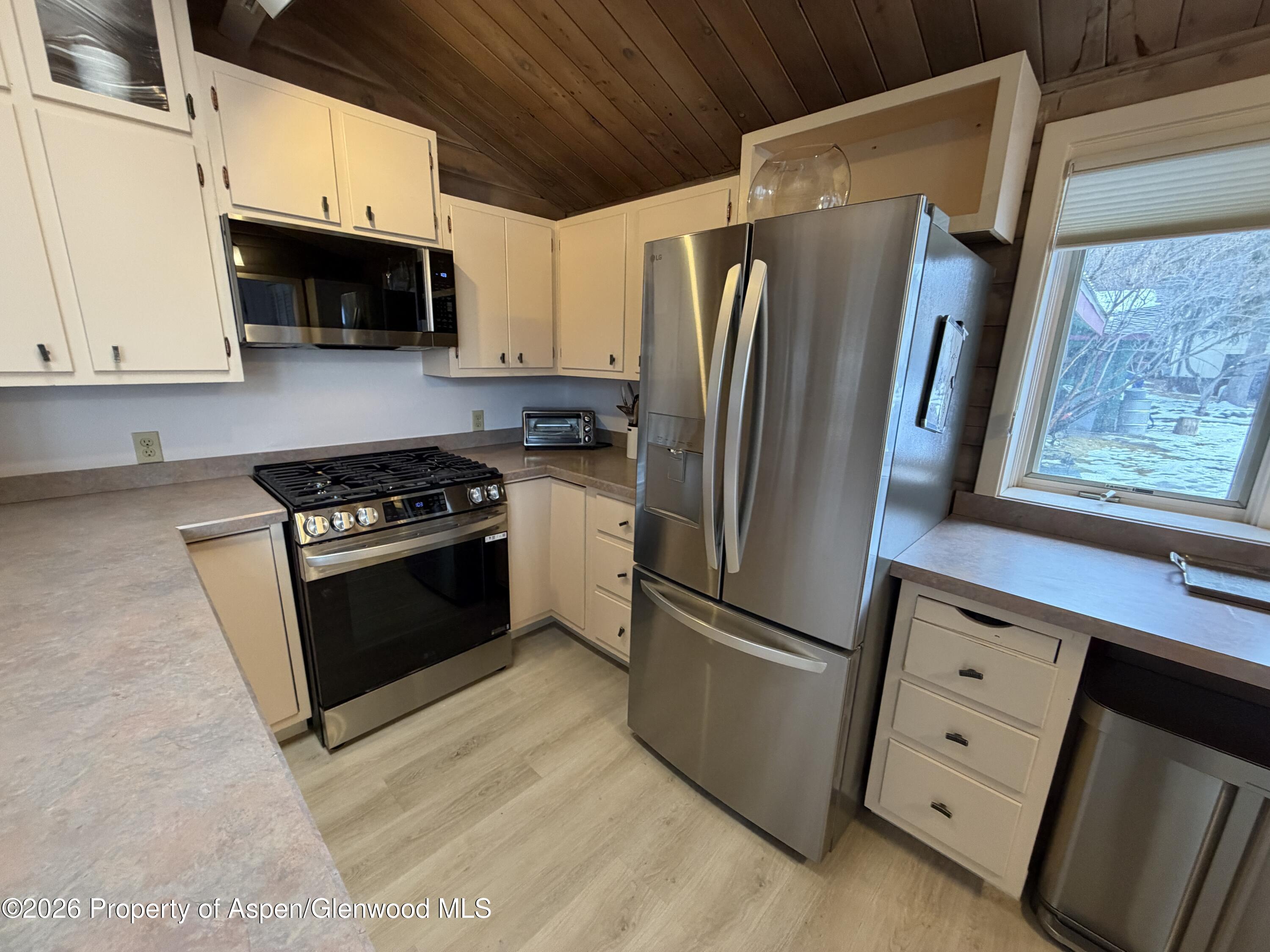980 King Street 1 Property Photo 4