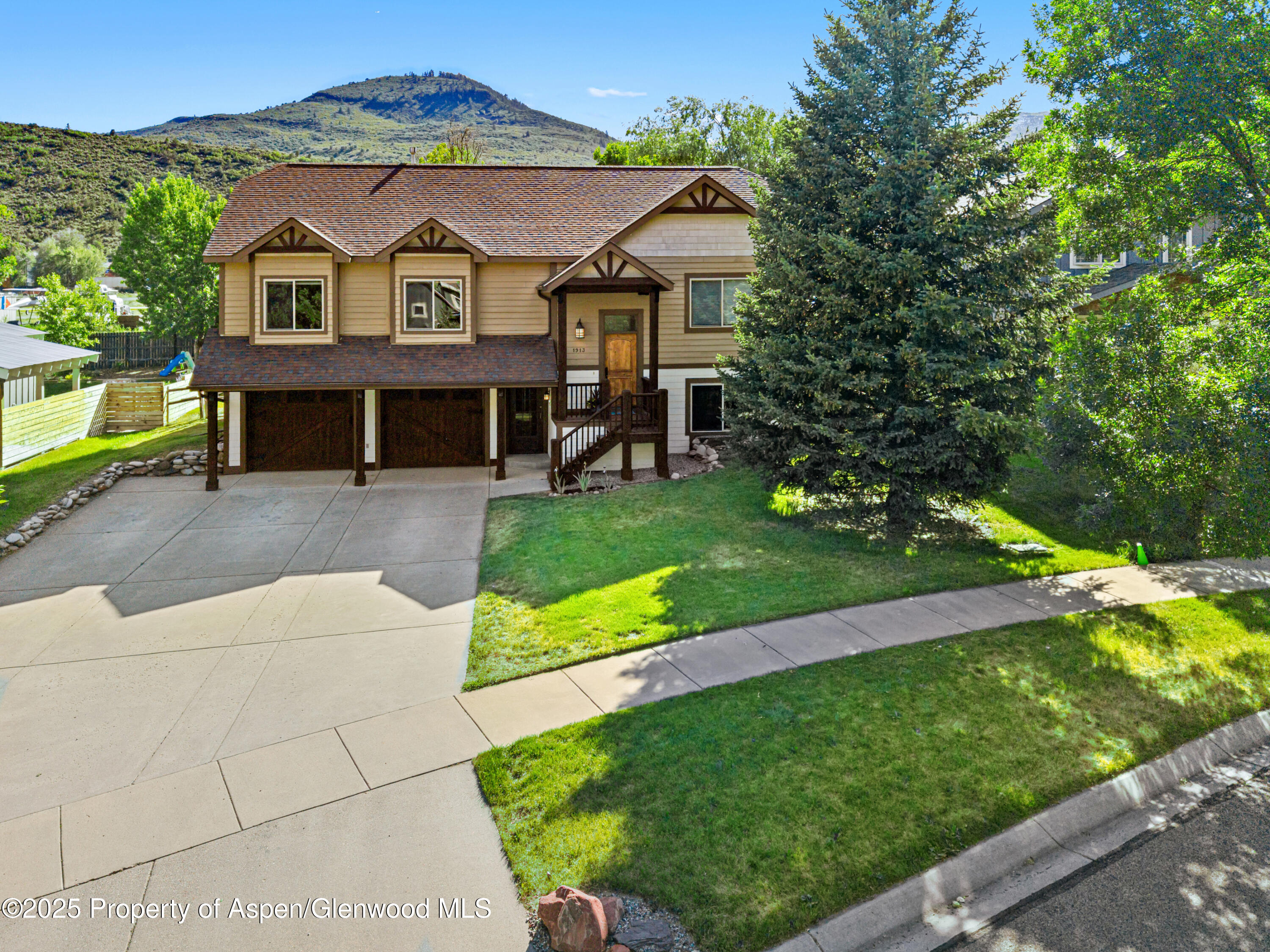 1913 Colorow Road Property Photo 1