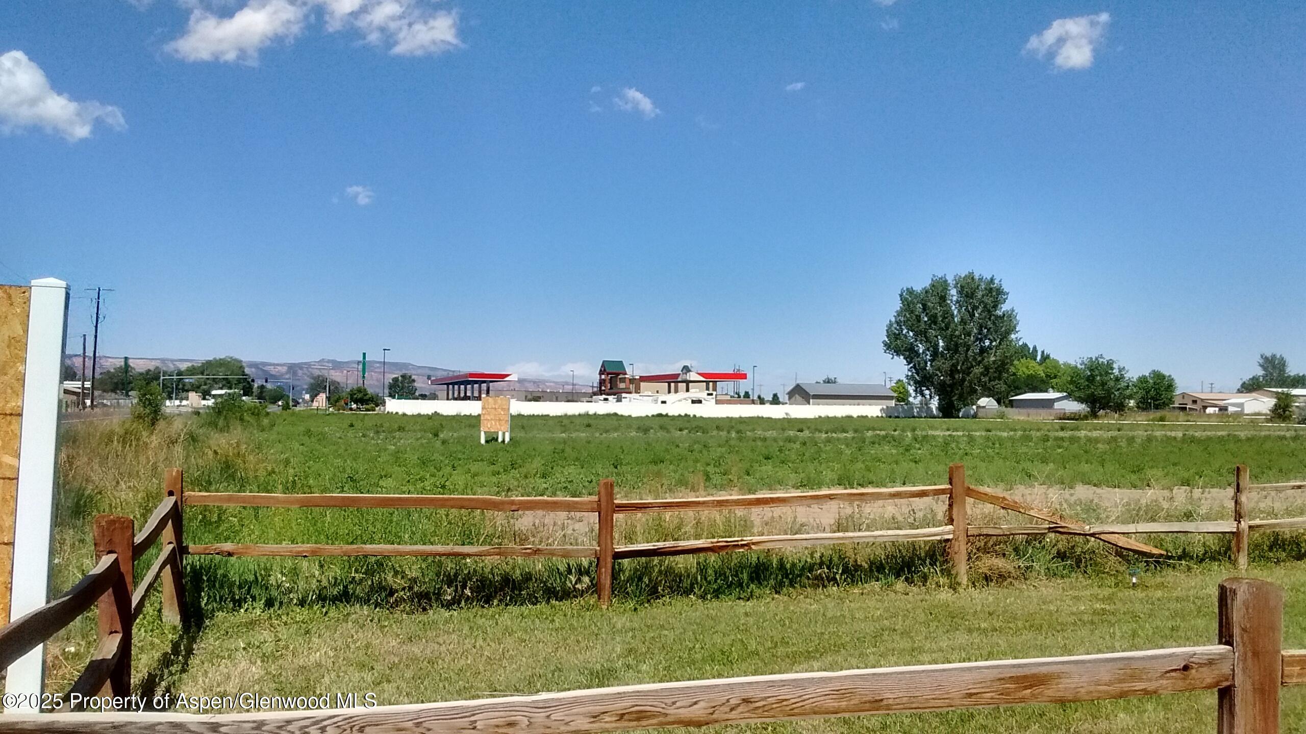 2912 D Road 1 Acre Property Photo 2