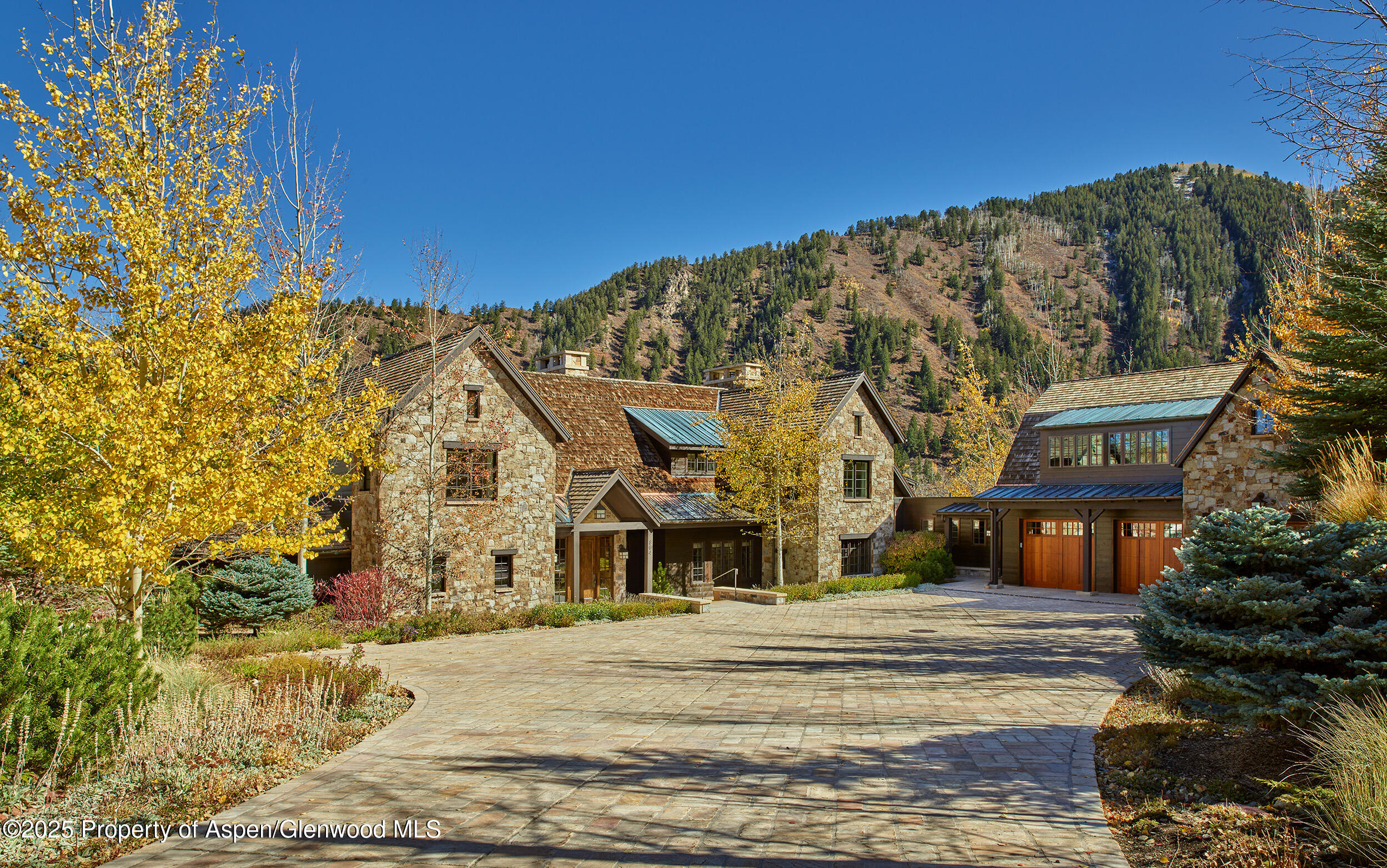 864 Moore Drive Property Photo 1