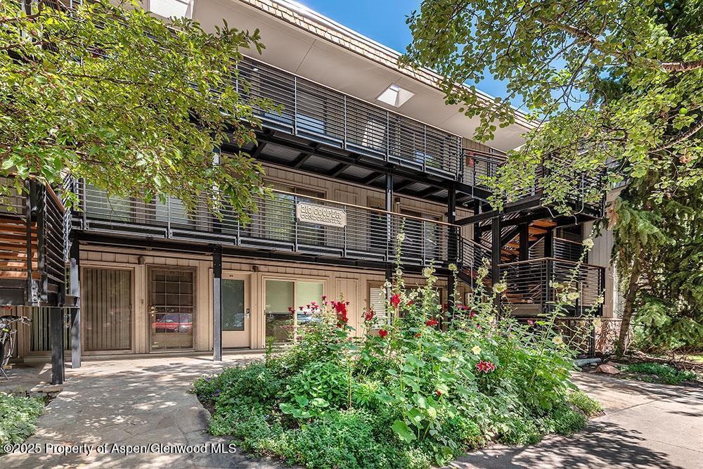 210 E Cooper Avenue, 3e Property Photo 2