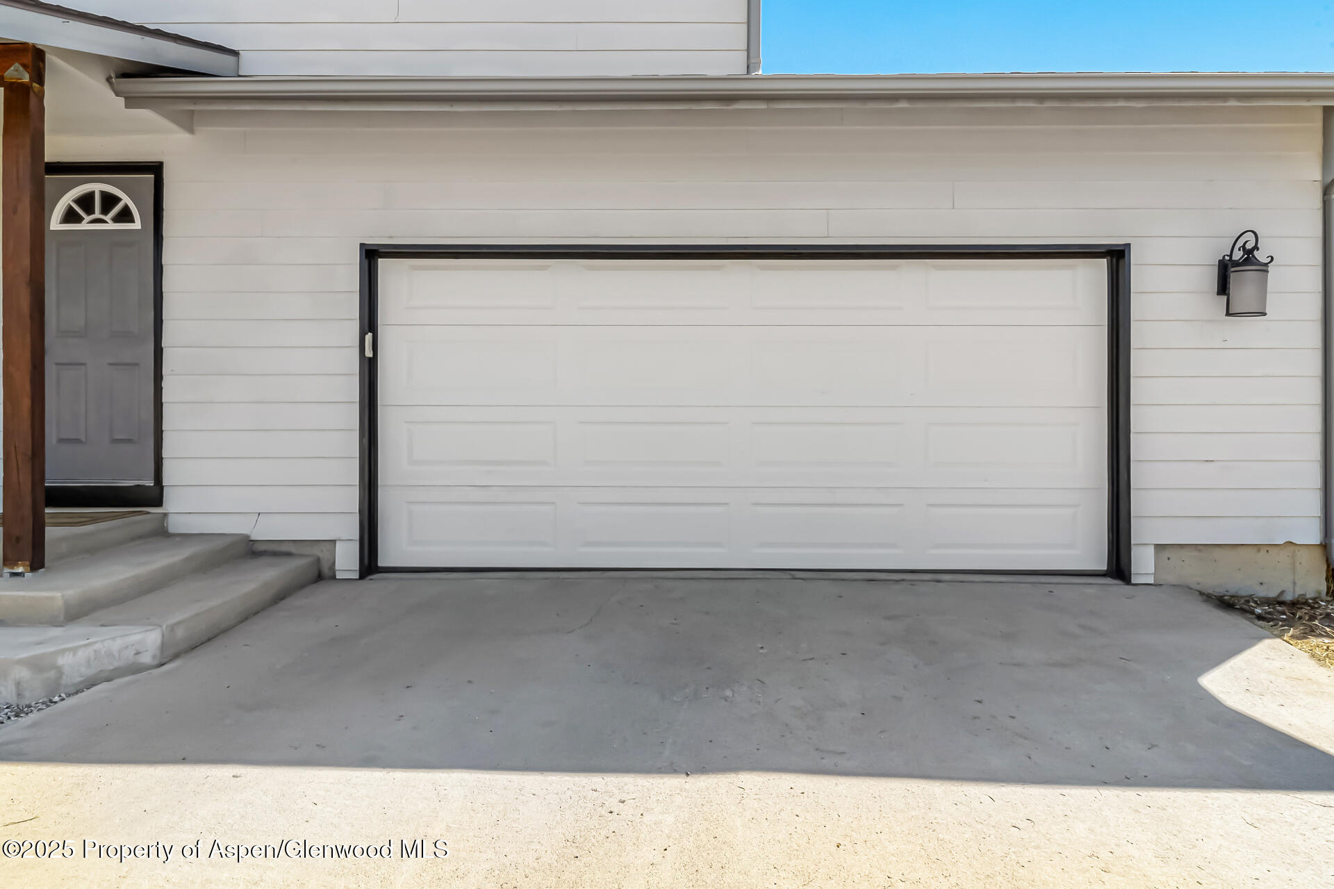 2618 Apache Court Property Photo 3