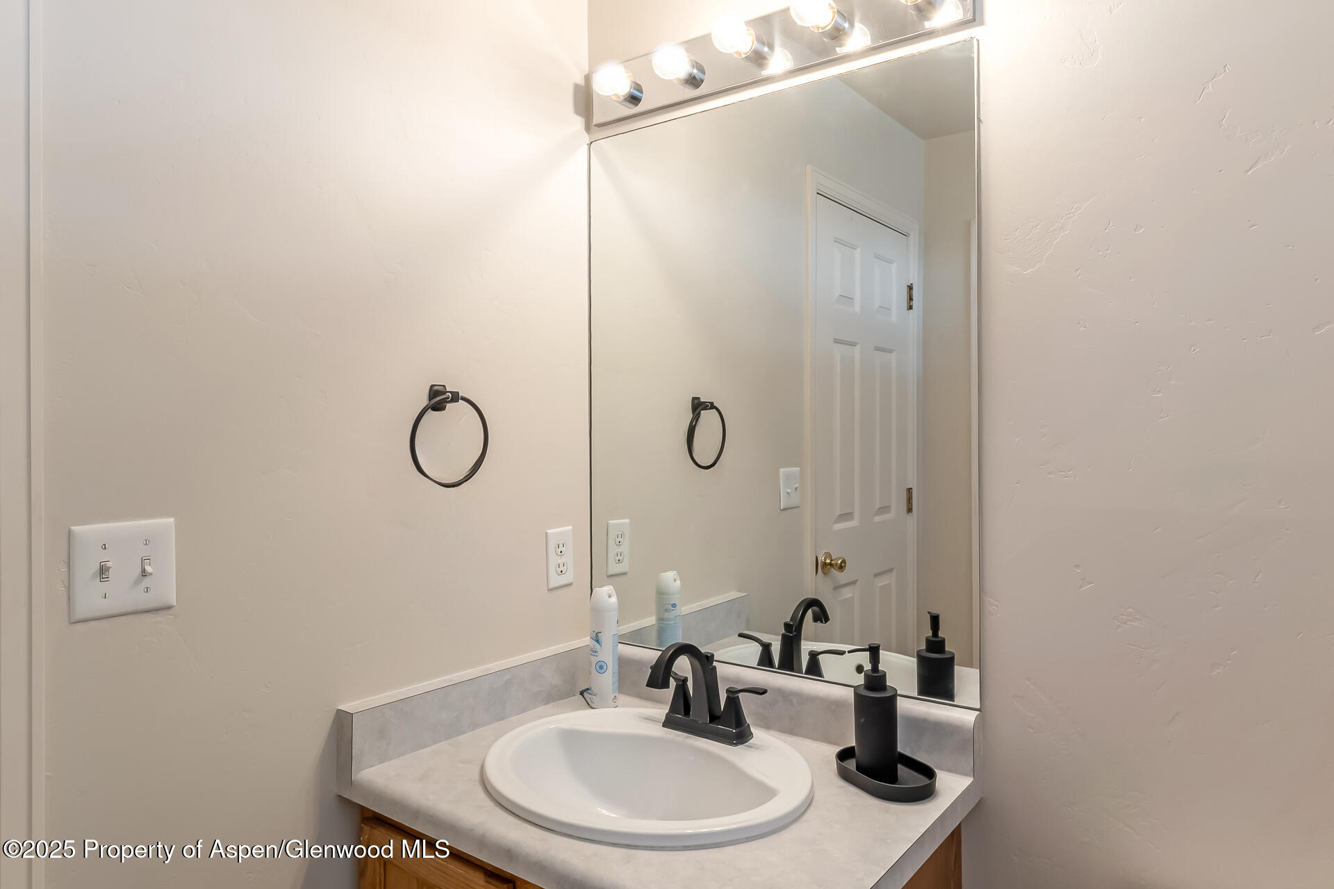 2618 Apache Court Property Photo 30