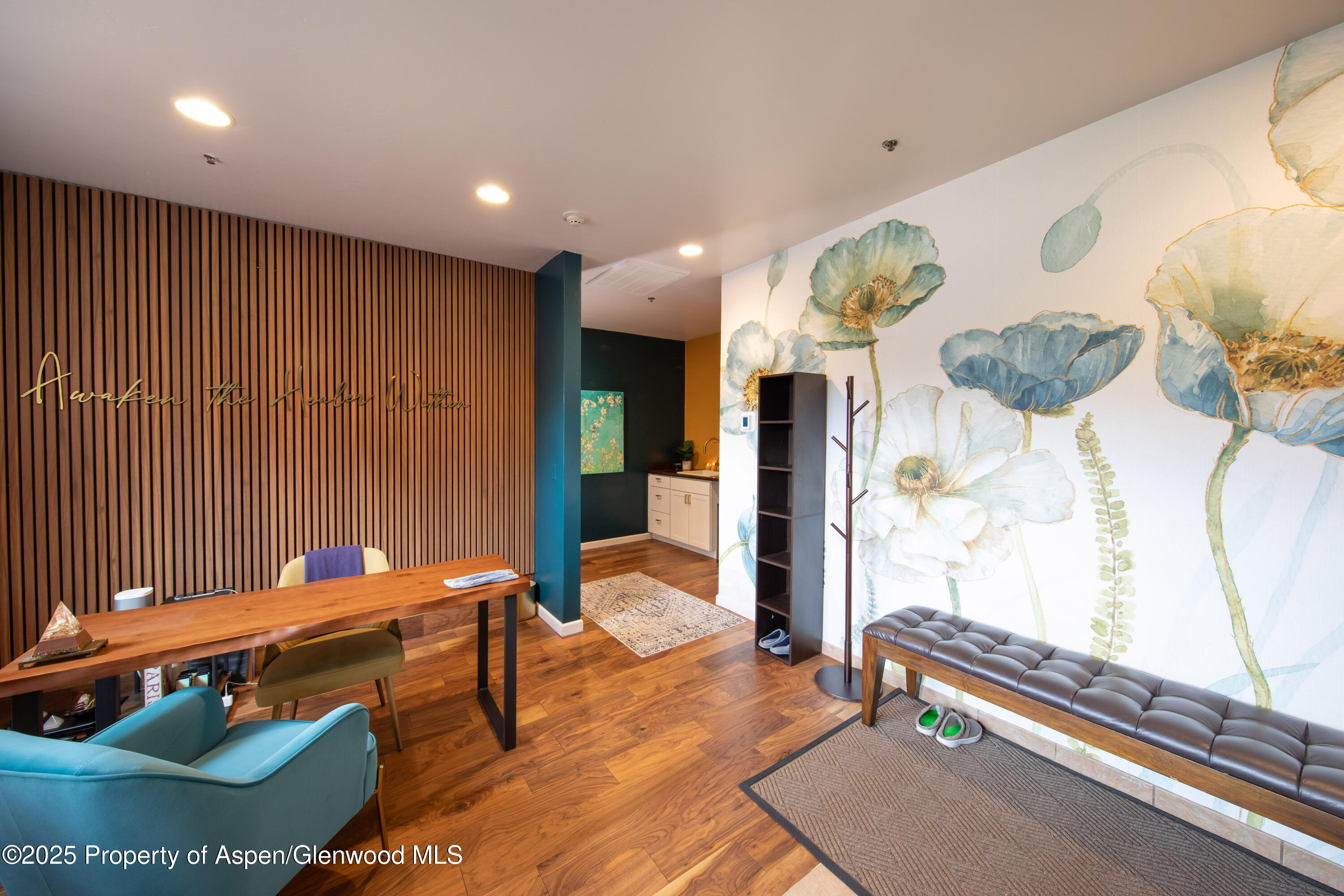 711 E Valley Road, 202a Property Photo 1