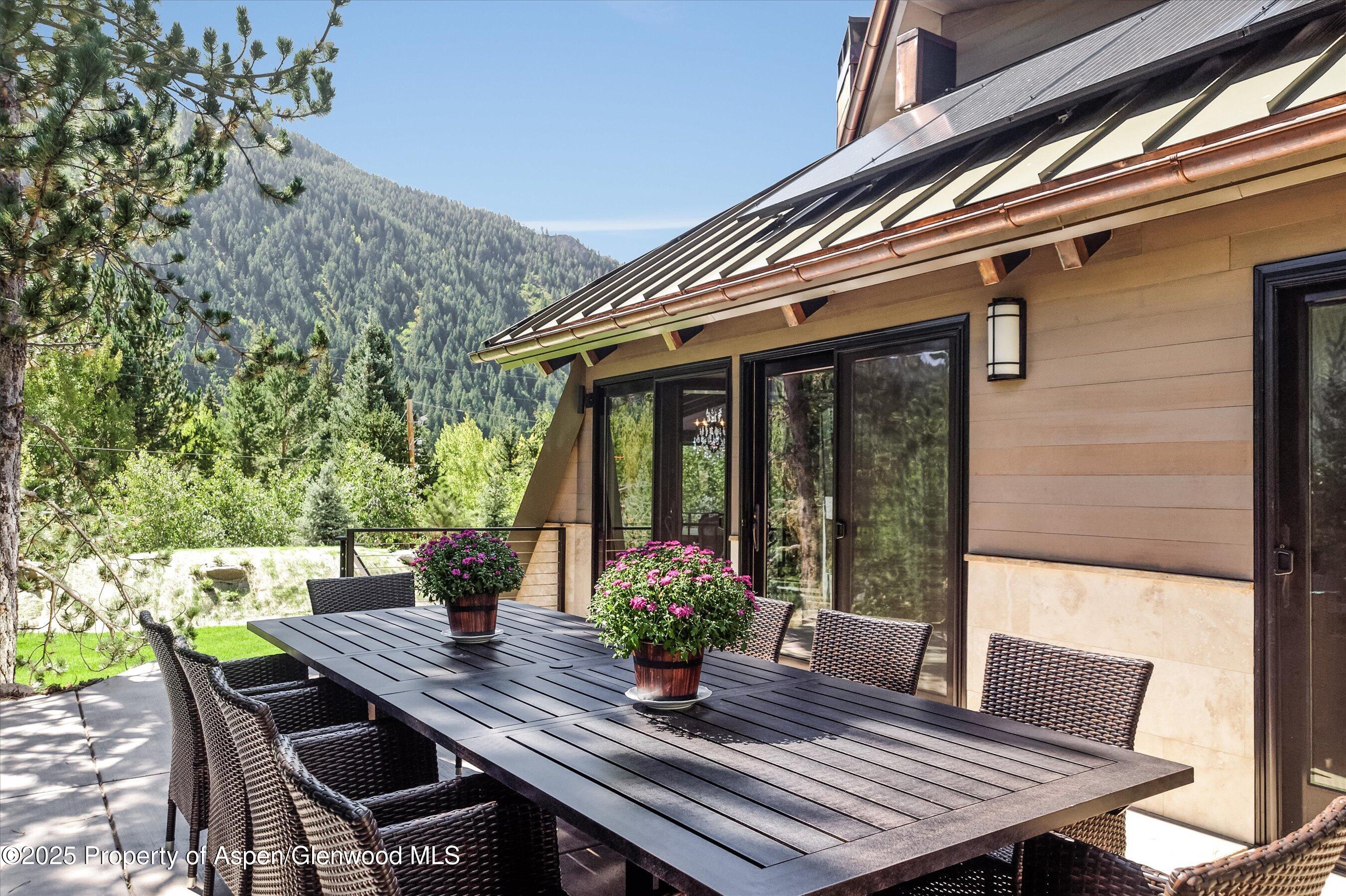 39 Roaring Fork Drive Property Photo 8