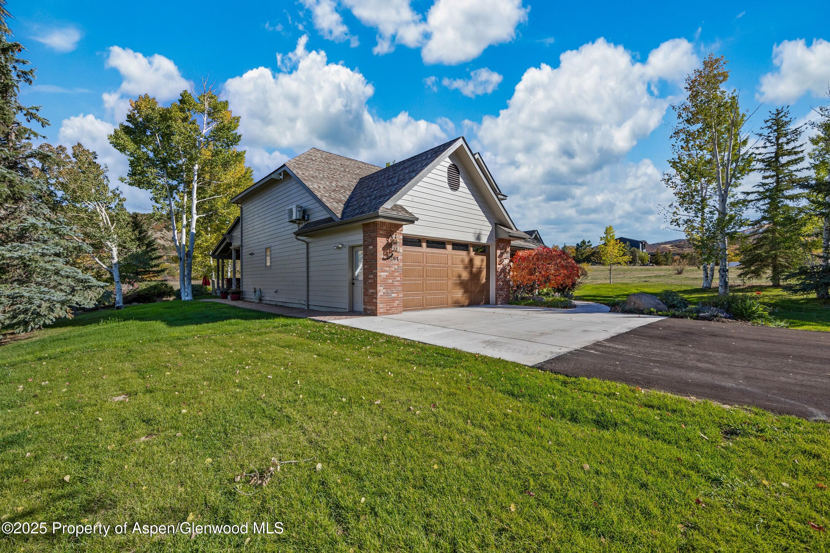 264 S Oak Way Property Photo 3