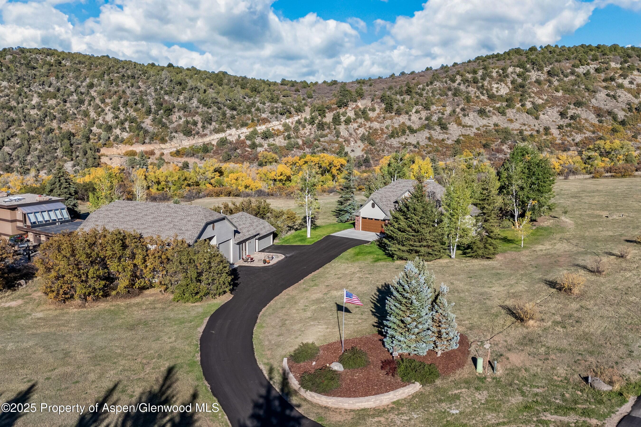 264 S Oak Way Property Photo 4