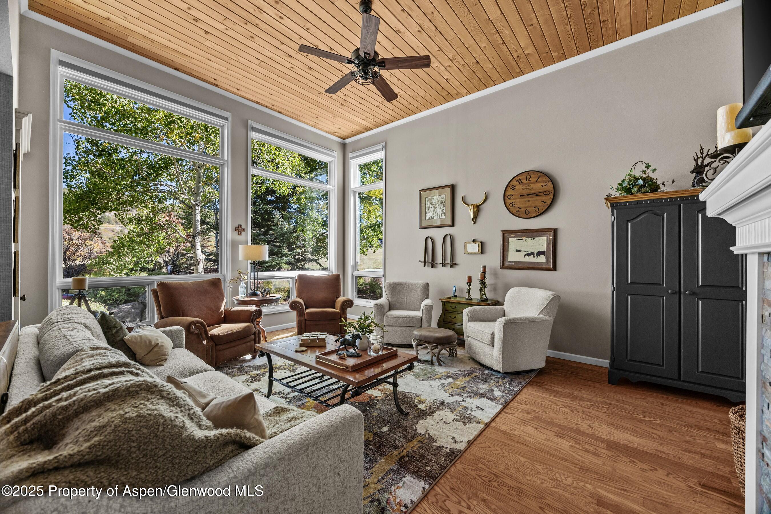 264 S Oak Way Property Photo 8