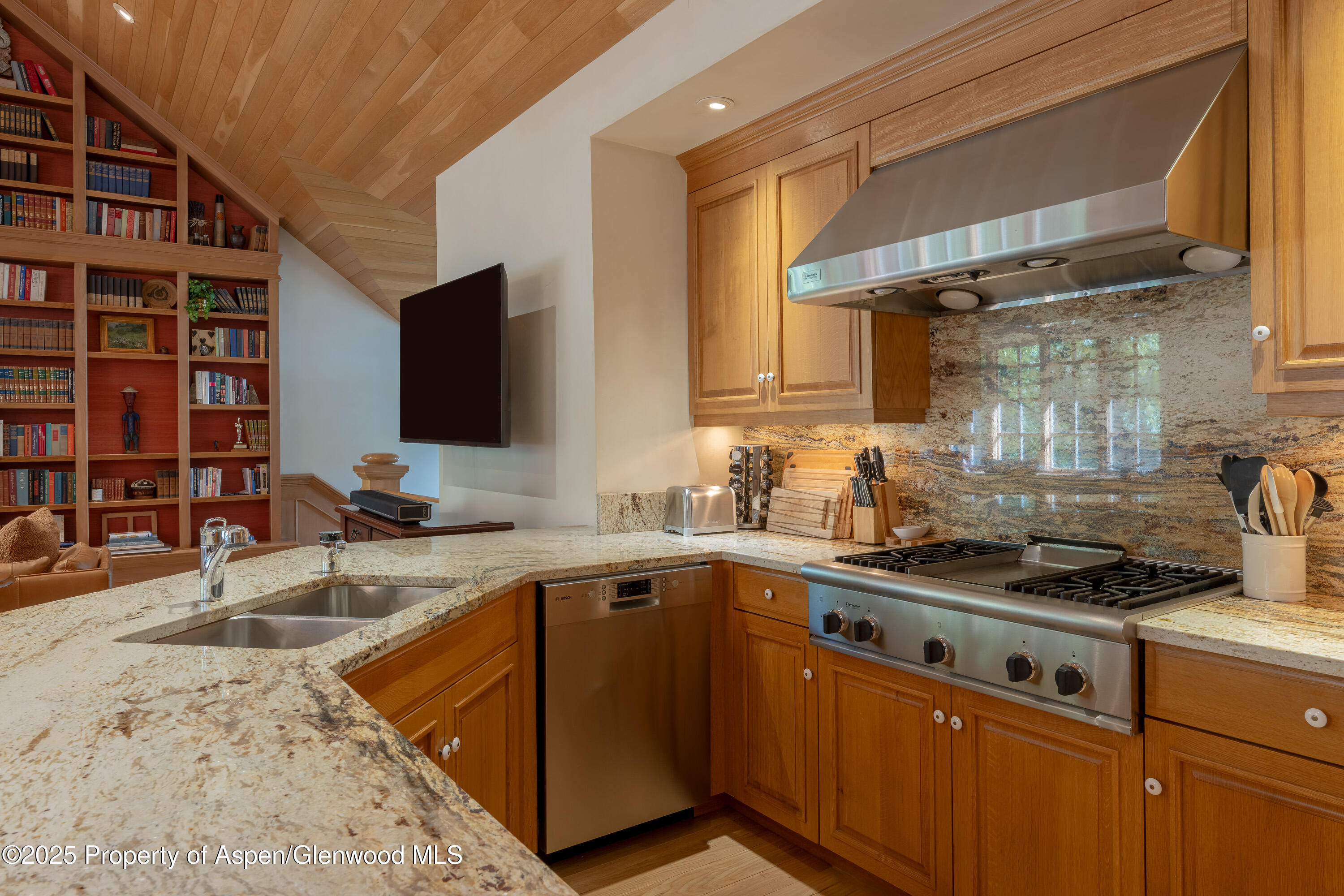 316 West End Street Property Photo 6