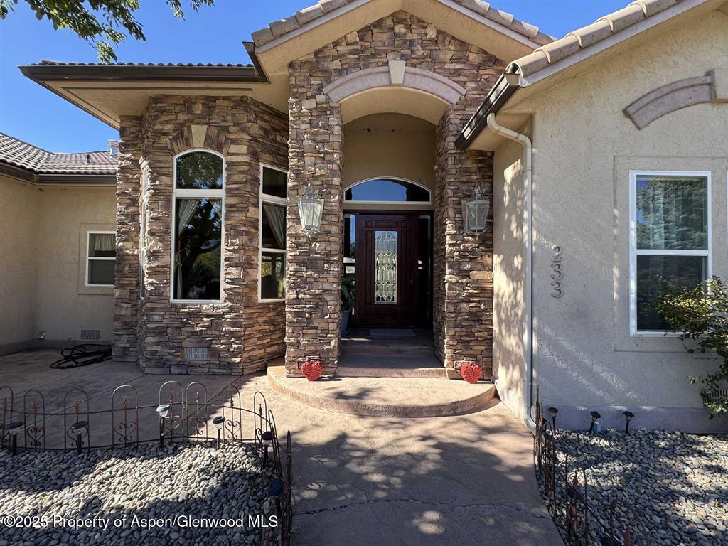 233 Meadow Creek Drive Property Photo 2