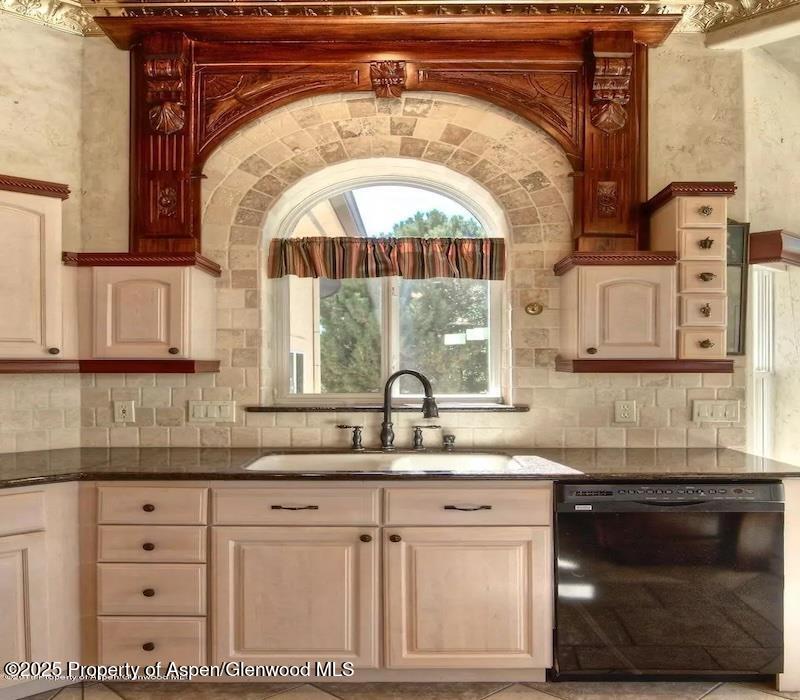 233 Meadow Creek Drive Property Photo 7