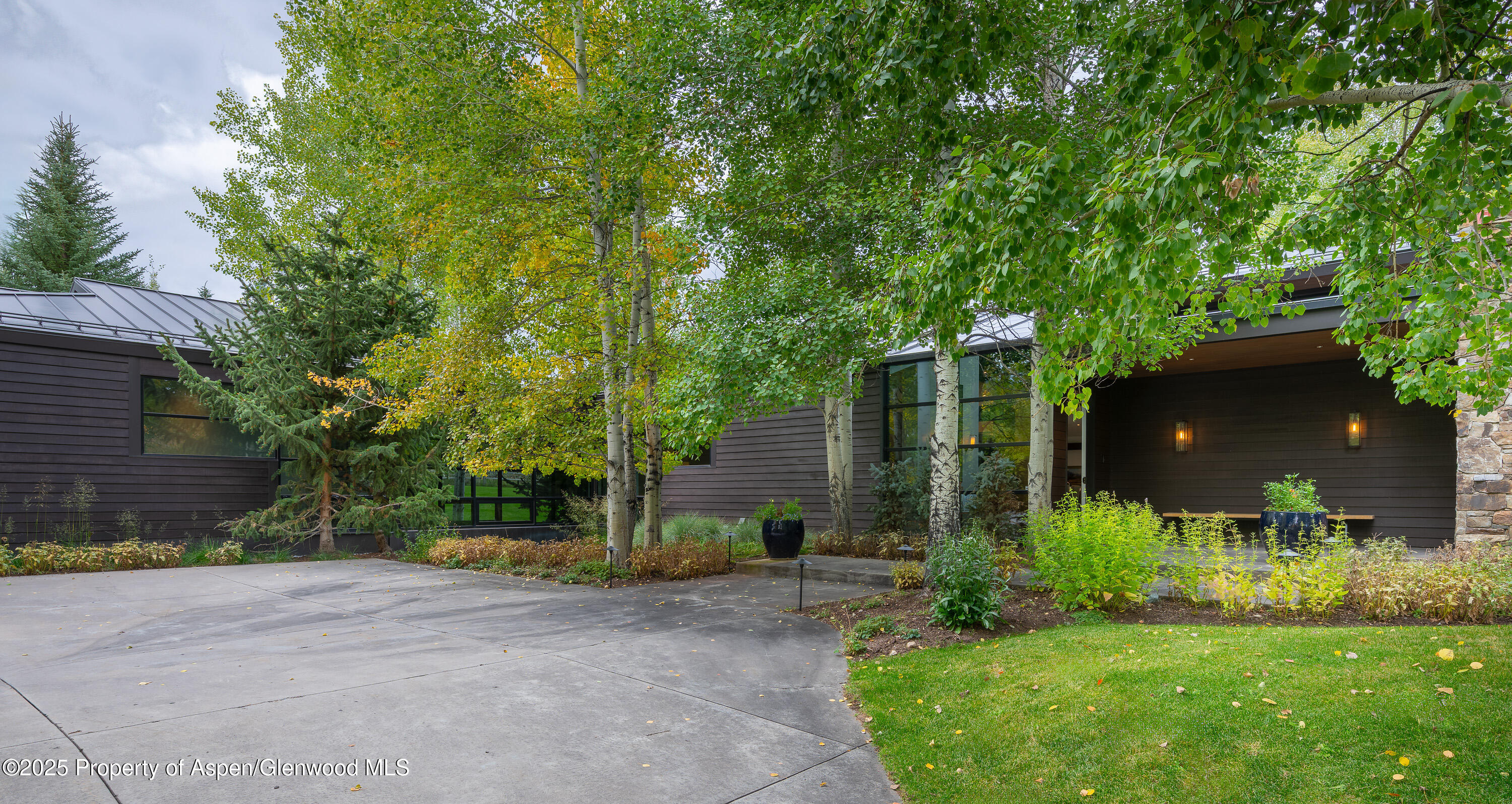 28 Maroon Drive Property Photo 1