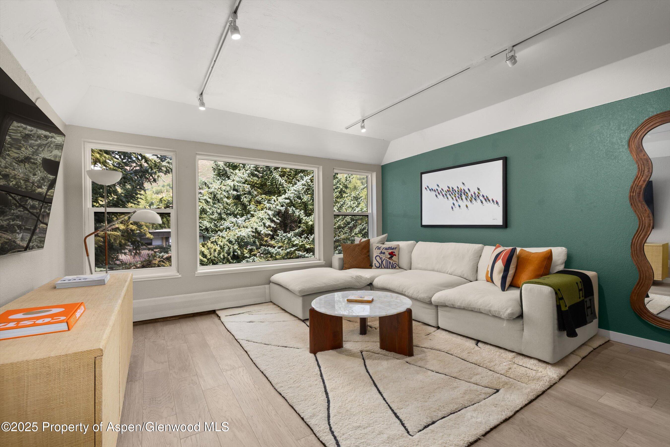 950 Vine Street Property Photo 3