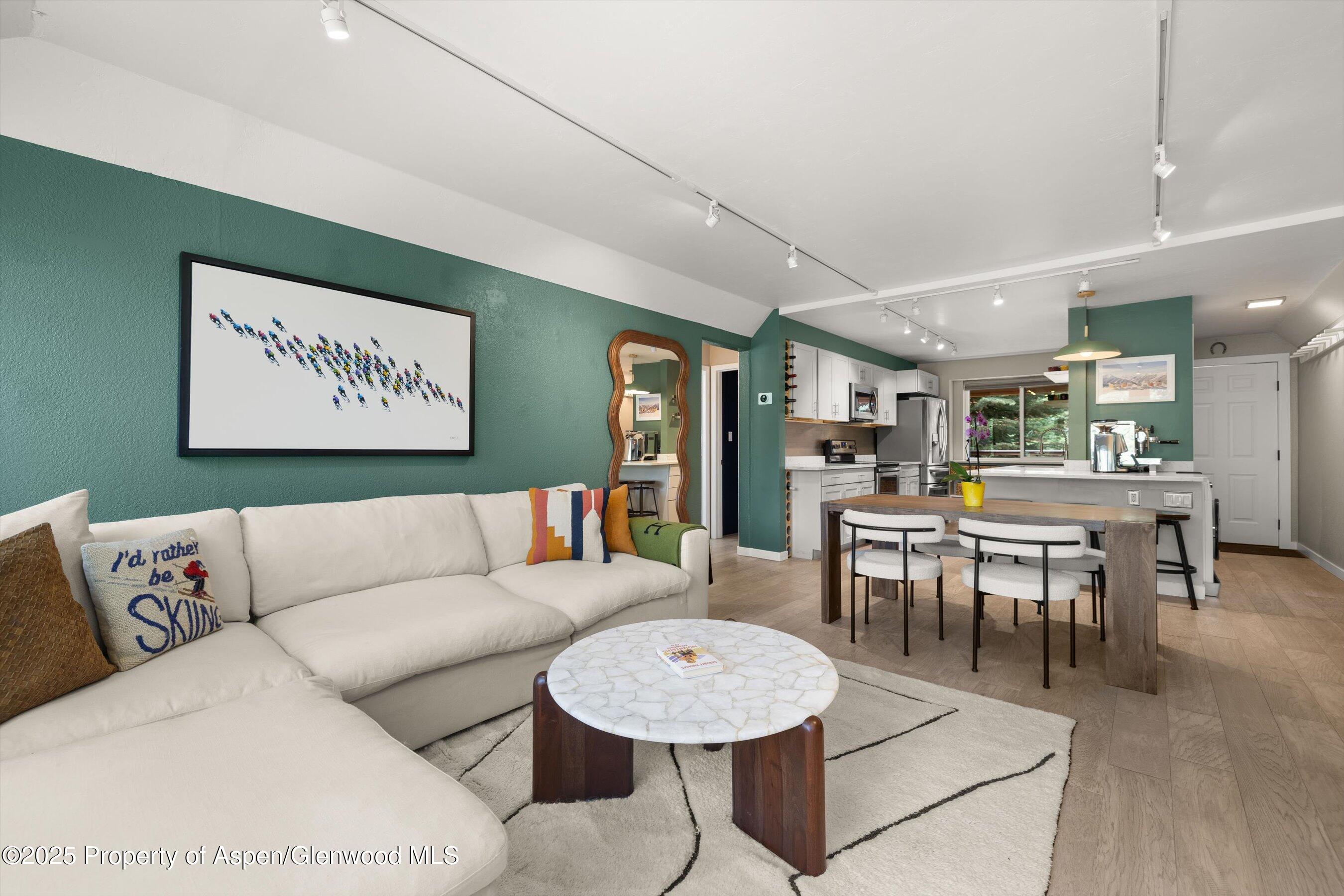 950 Vine Street Property Photo 4