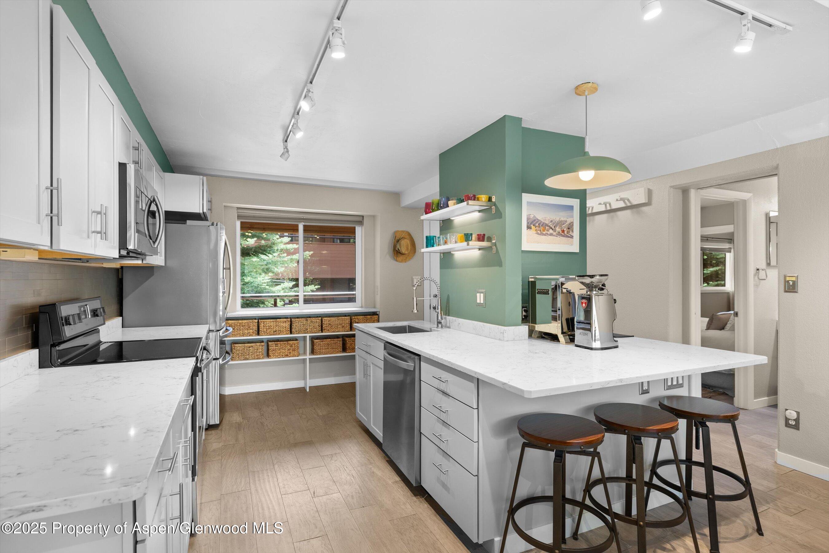 950 Vine Street Property Photo 6