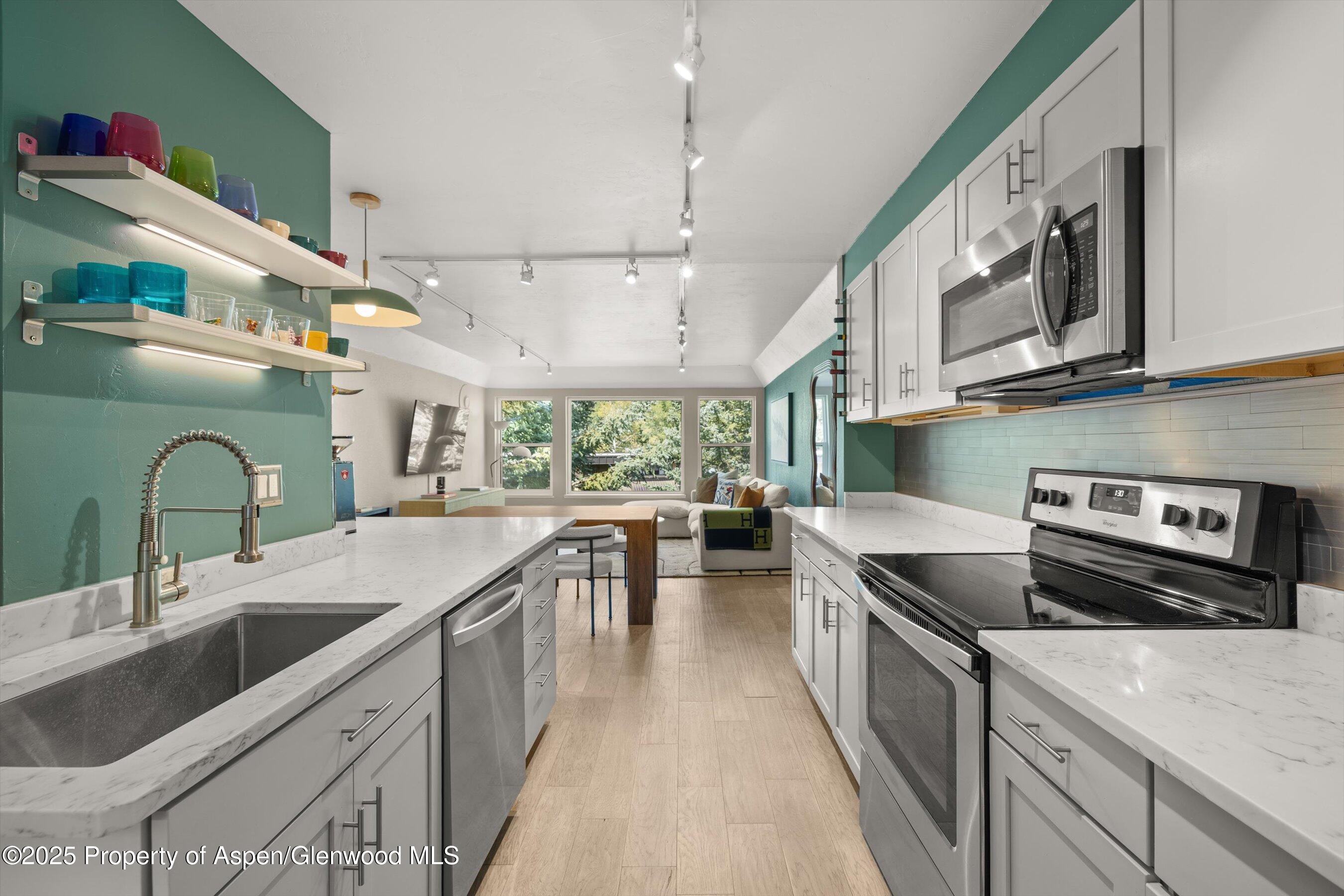 950 Vine Street Property Photo 8