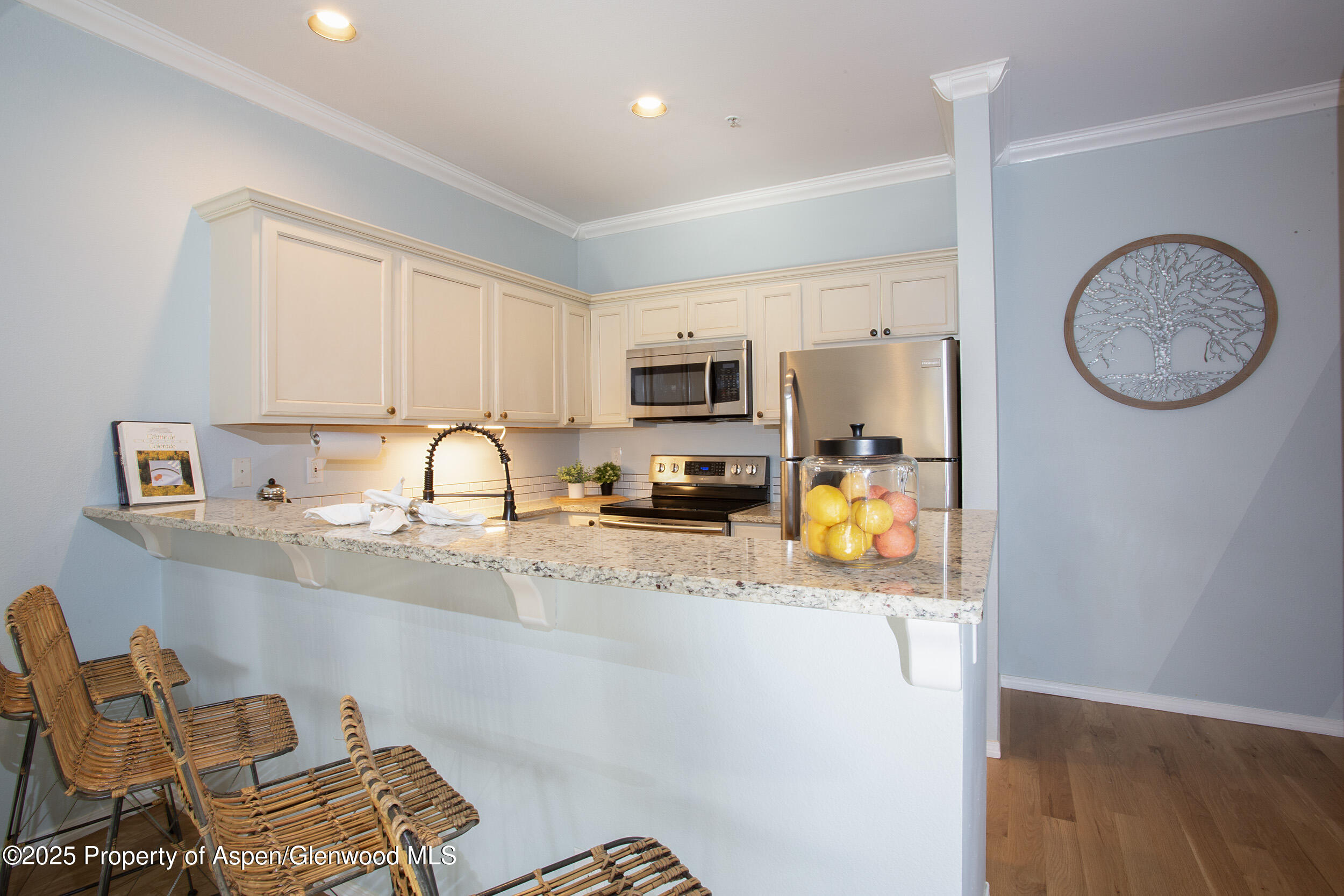 1400 E E Valley Road, 212 Property Photo 2