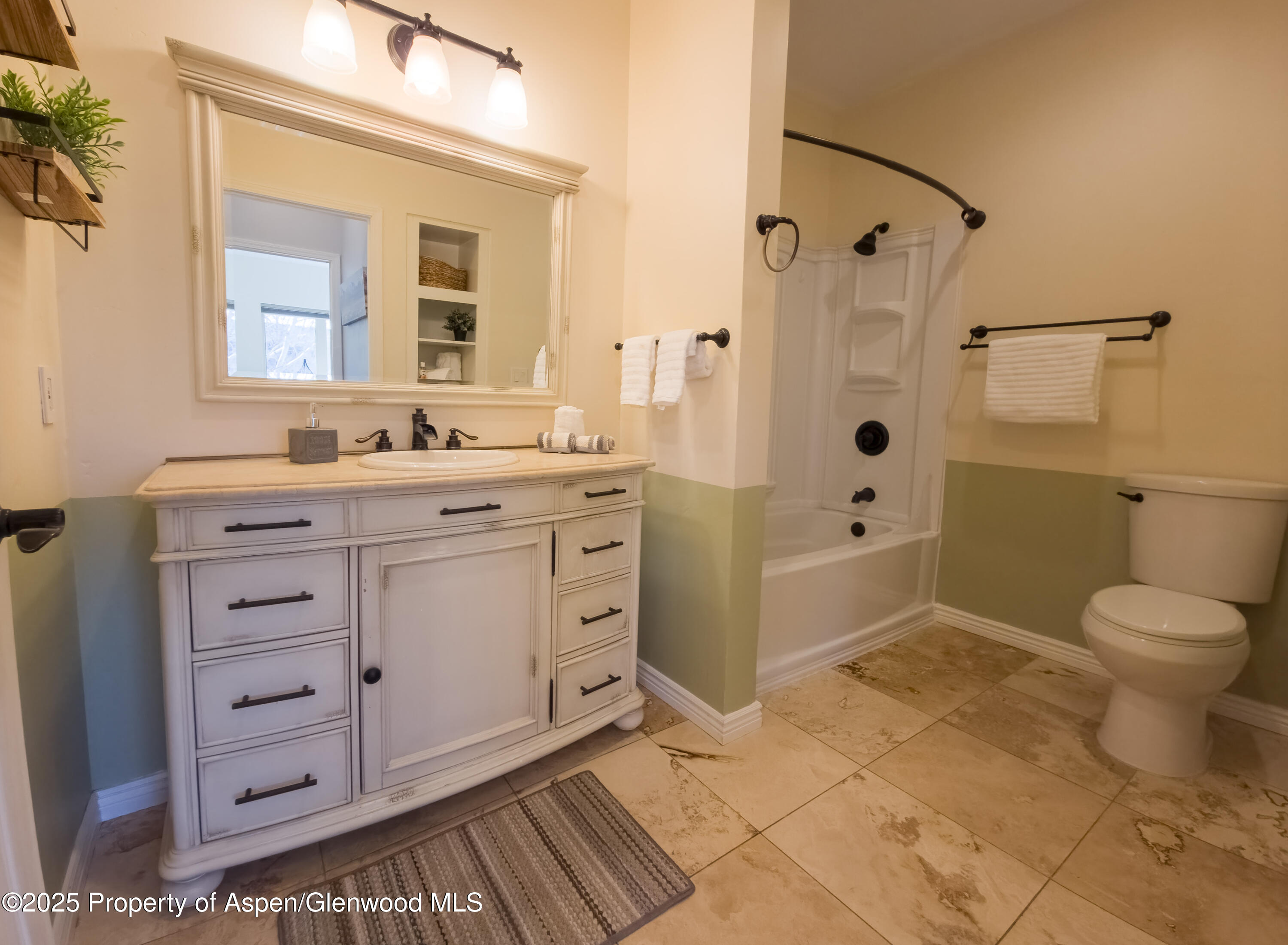 1400 E E Valley Road, 212 Property Photo 8