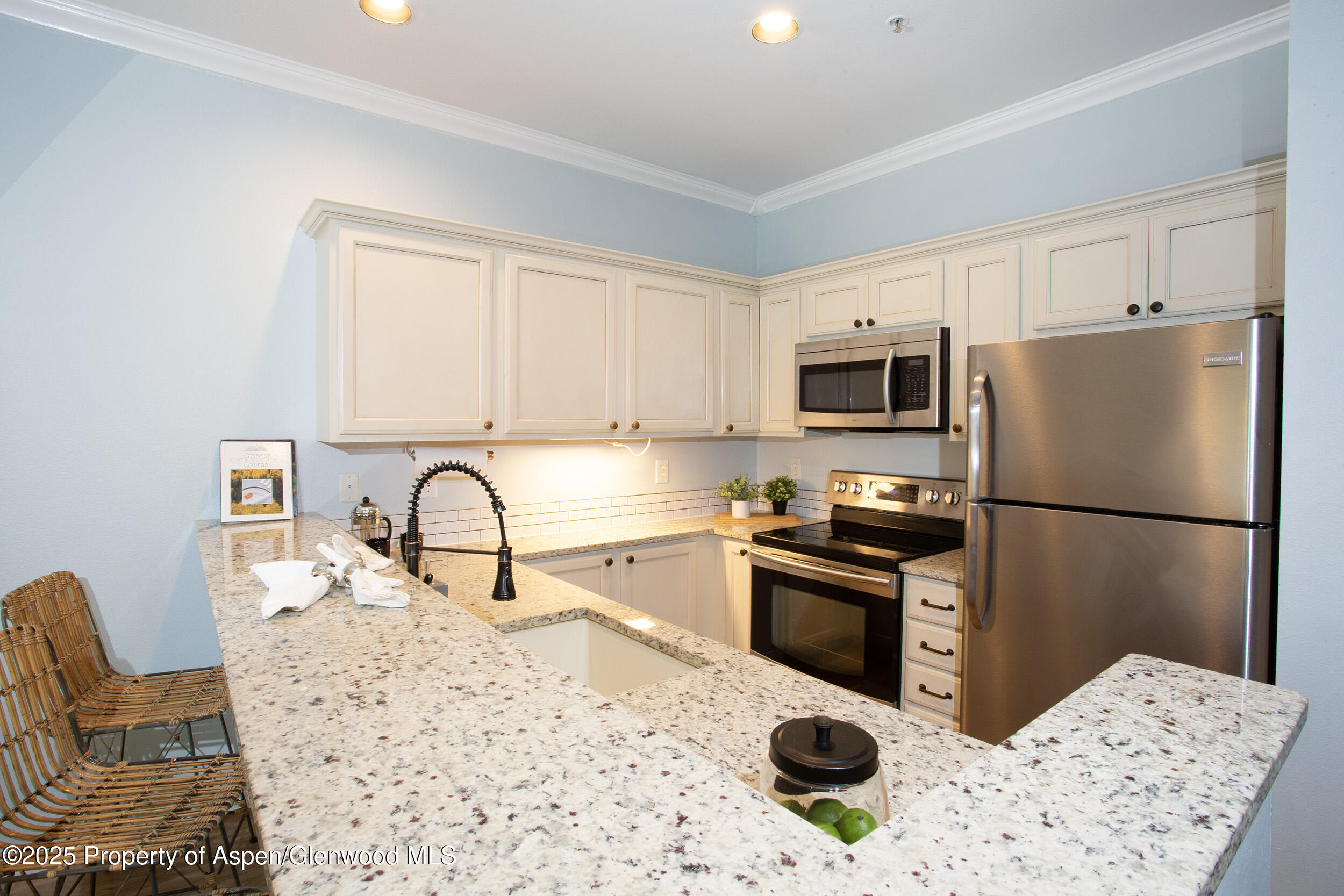 1400 E E Valley Road, 212 Property Photo 12