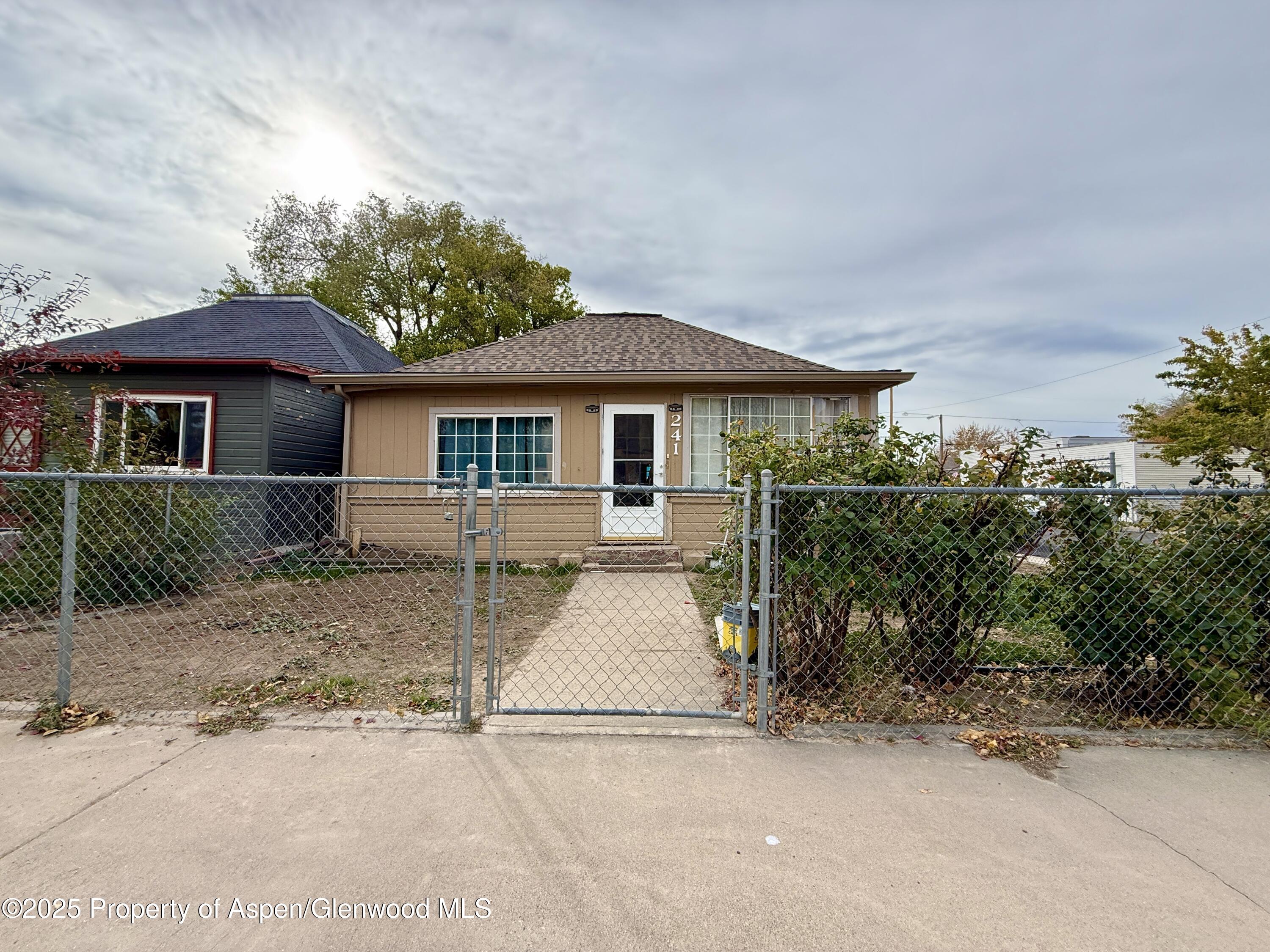 241 W 4th St Street Property Photo 1