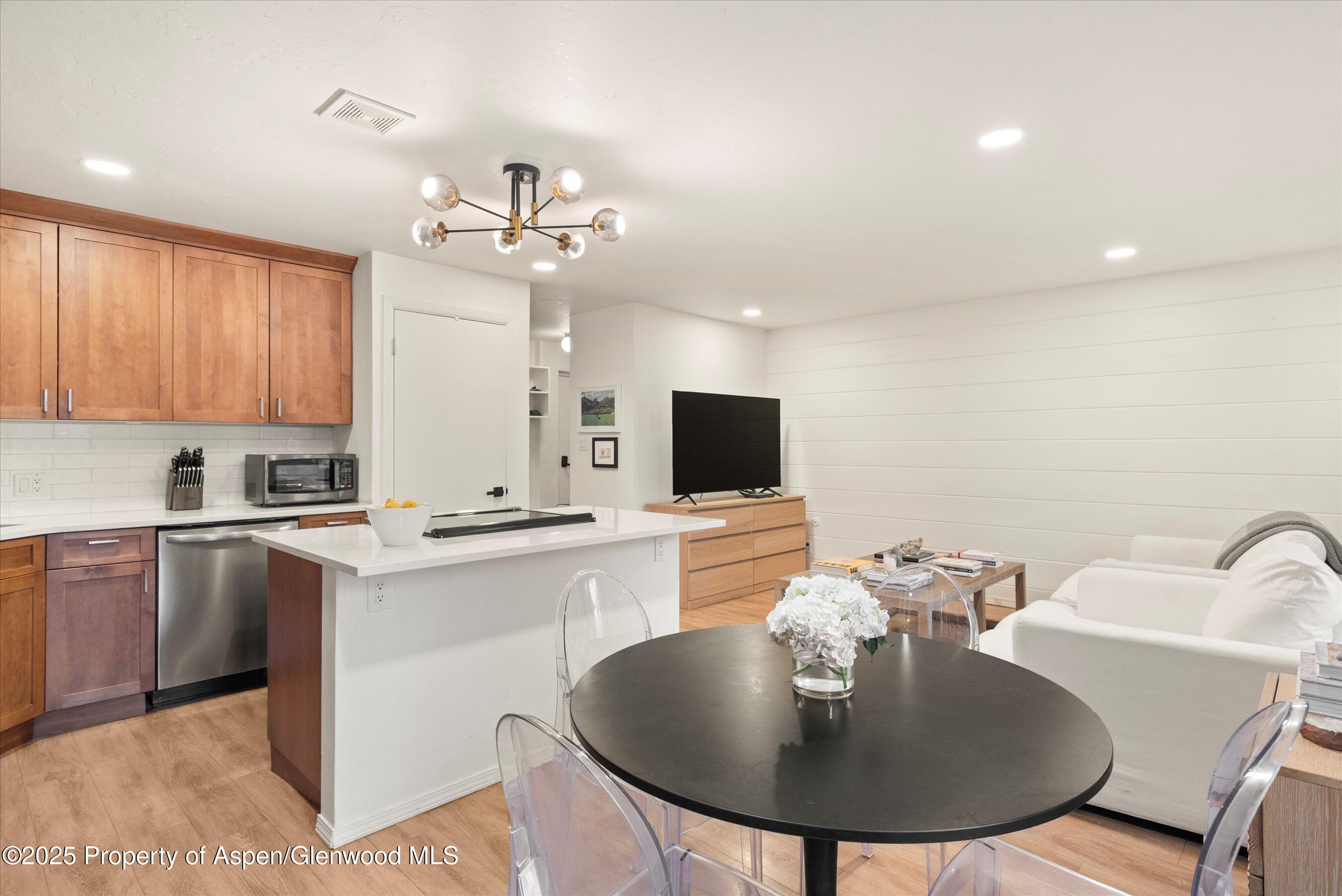 425 Park Circle A2 Property Photo 2