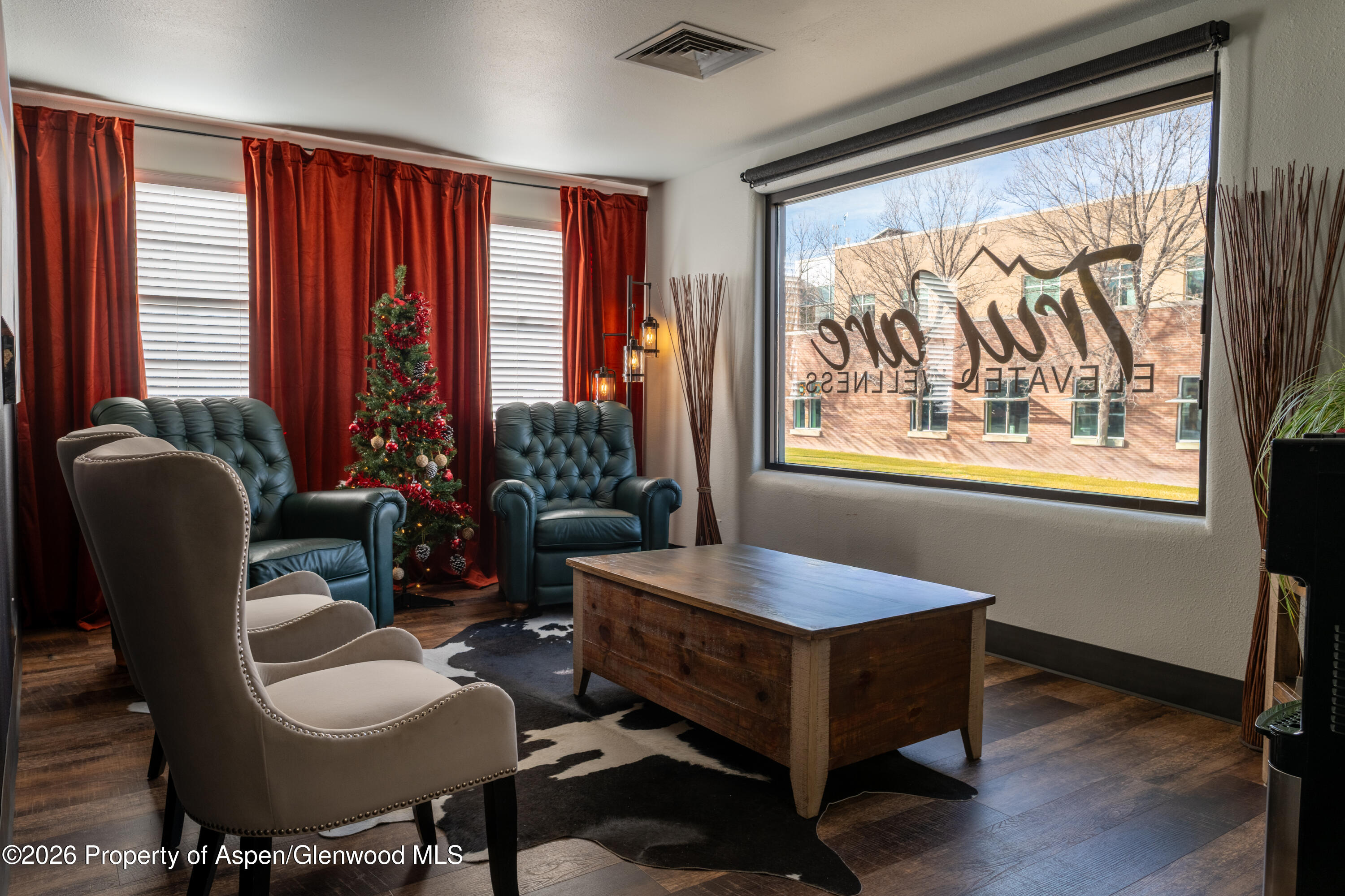 220 East Avenue Property Photo 7